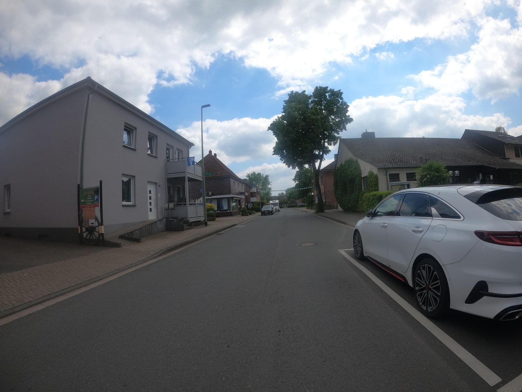Street view near Benninghoff Ernst W. Hotel, Schermbeck — © gisberti (CC BY-SA · Mapillary)