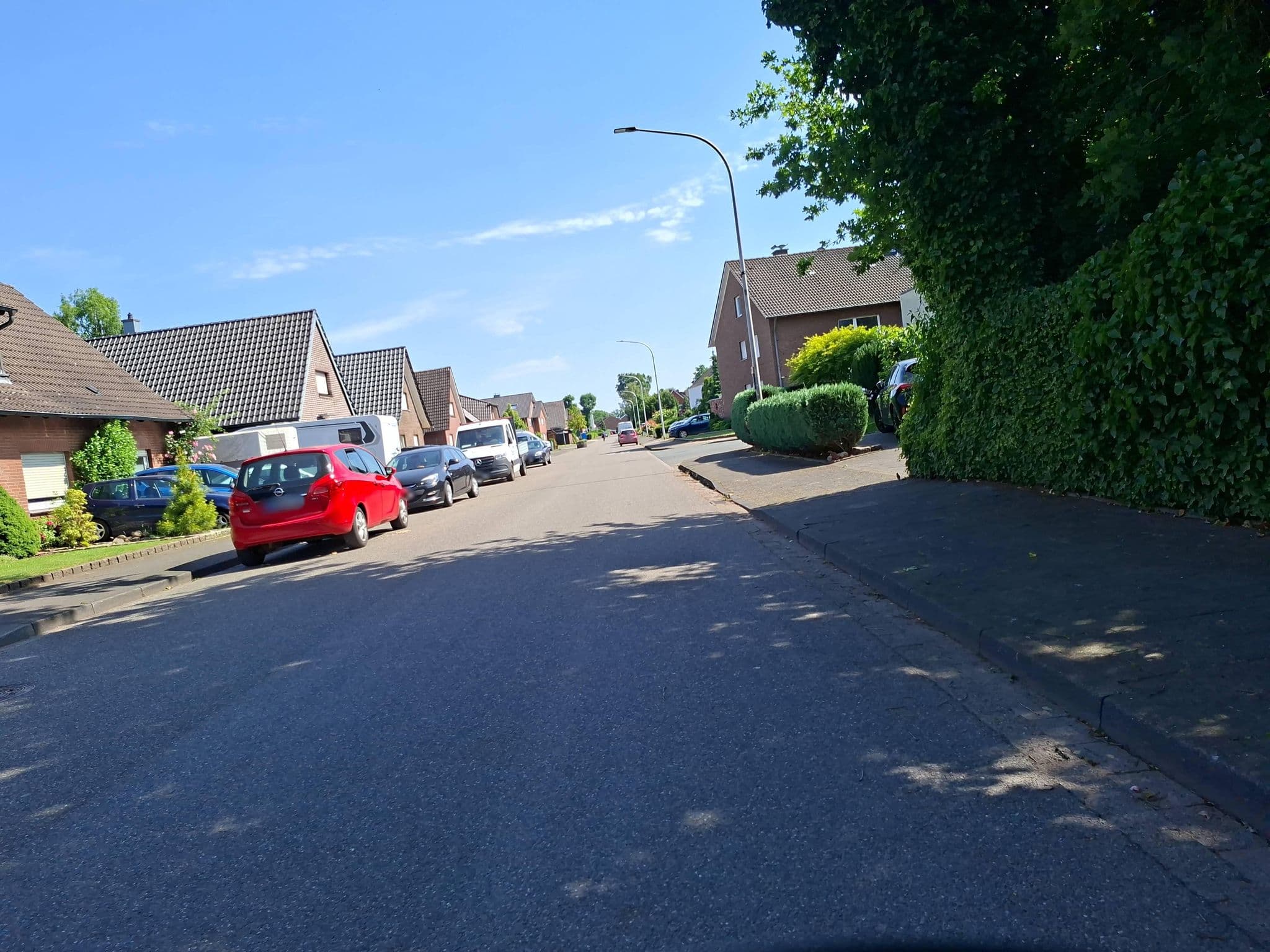 Street view near Haus Fliederbusch e.K. Sandra Busch-Flasche, Borken — © huna (CC BY-SA · Mapillary)