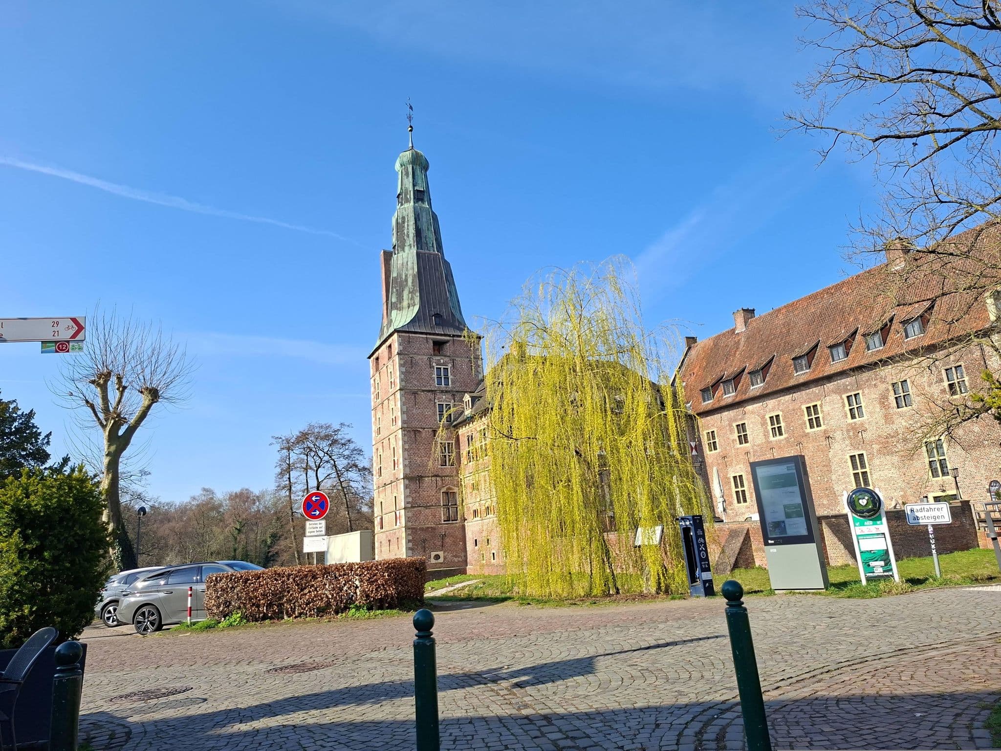 Street view near Cafe und Hotel am Schloss Raesfeld, Raesfeld — © huna (CC BY-SA · Mapillary)