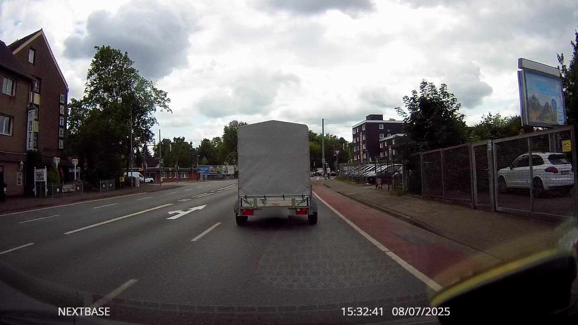 Street view near Brenner Hotel GmbH & CoKG, Bielefeld — © derlipper (CC BY-SA · Mapillary)