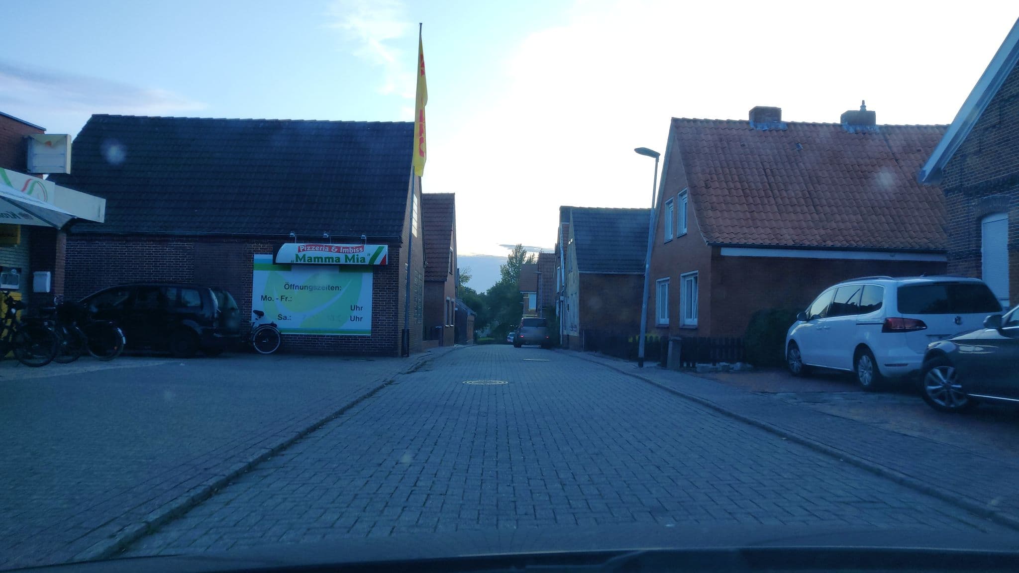 Street view near Műhlenvilla, Oldersum — © minzkraut (CC BY-SA · Mapillary)