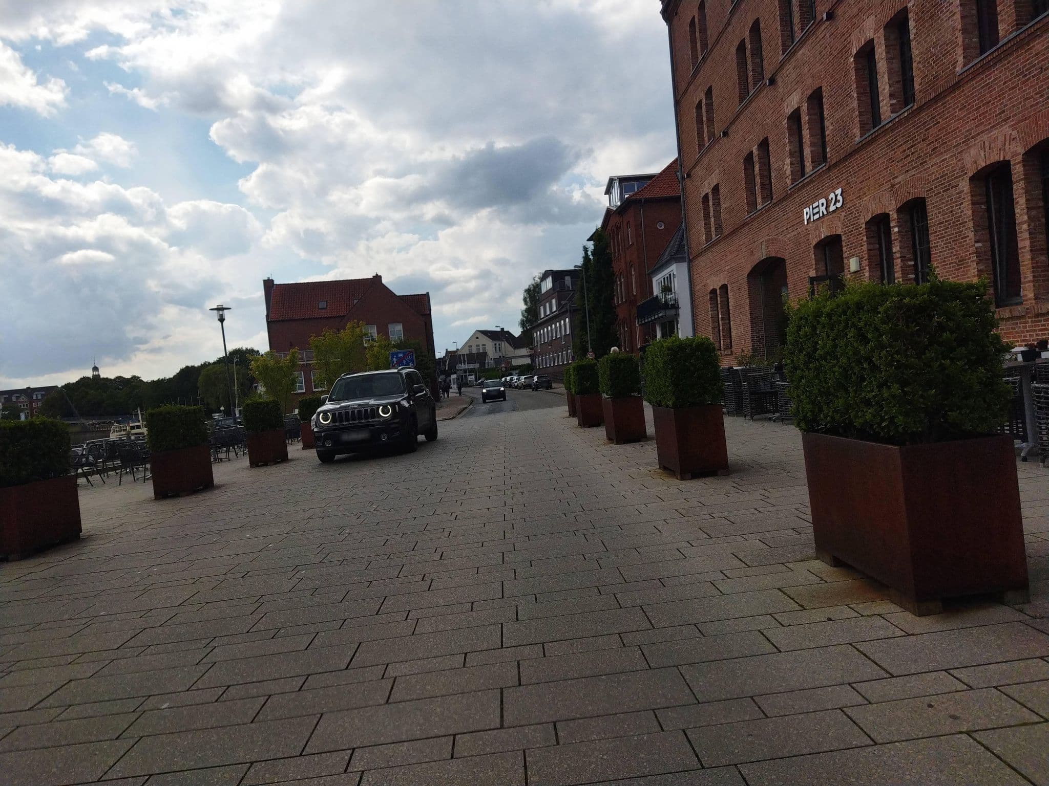 Street view near Hotel Hafenspeicher, Leer — © changchun1 (CC BY-SA · Mapillary)