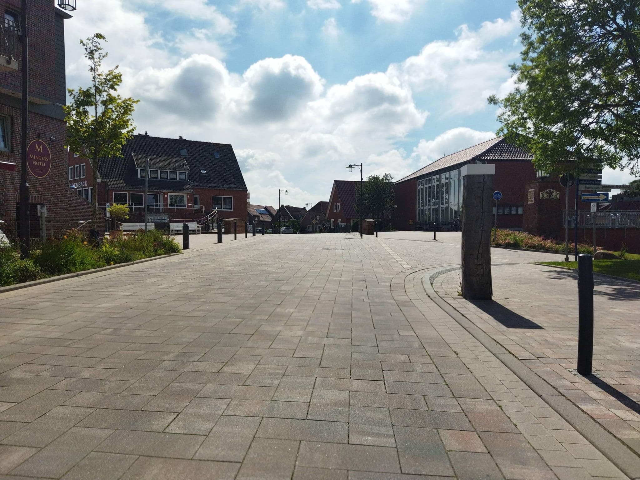 Street view near Mingers Hotel und Restaurant, Neuharlingersiel — © changchun1 (CC BY-SA · Mapillary)