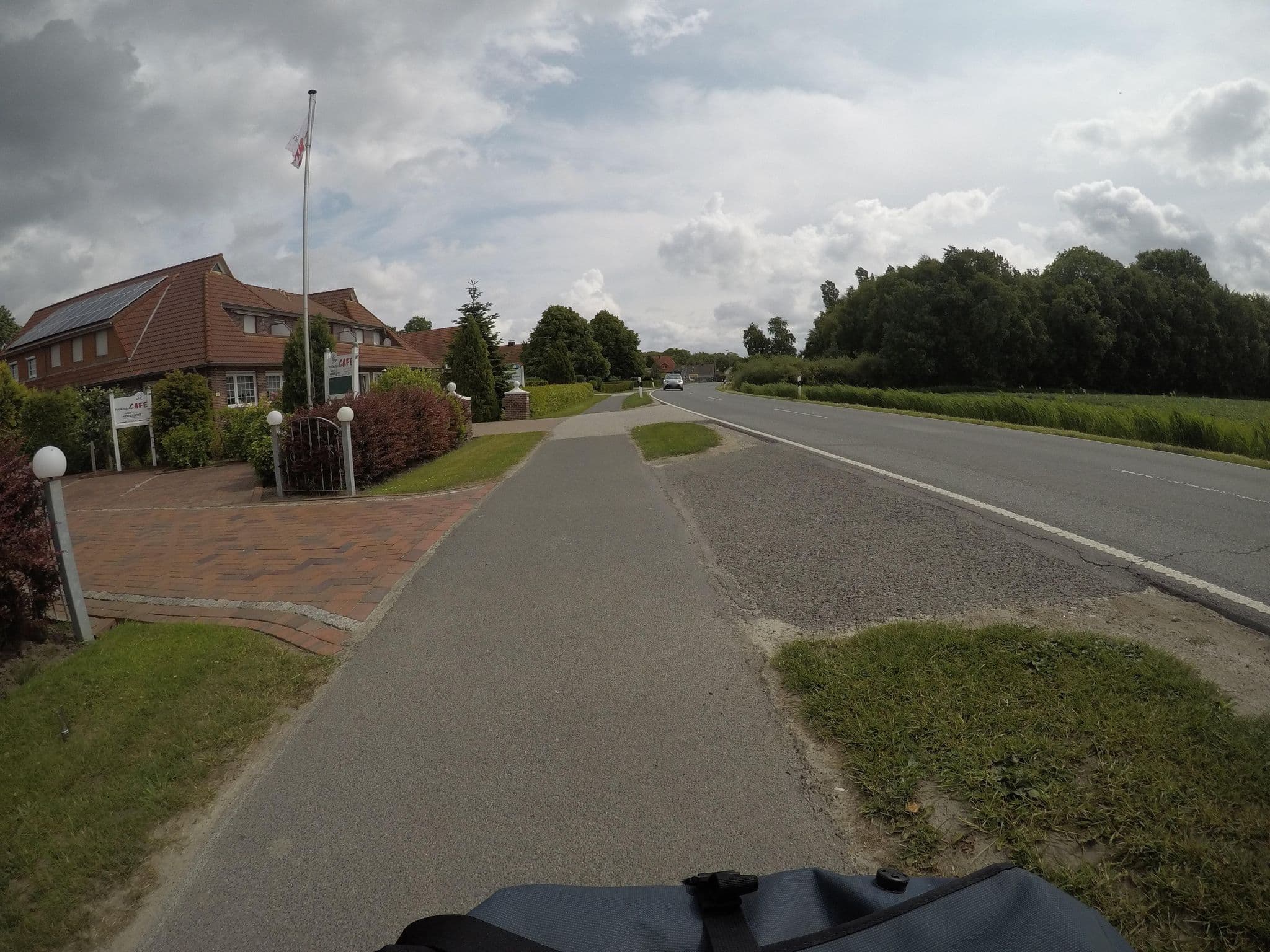 Street view near Frühstücks-cafè Hausnordlicht, Dornum — © mfa (CC BY-SA · Mapillary)