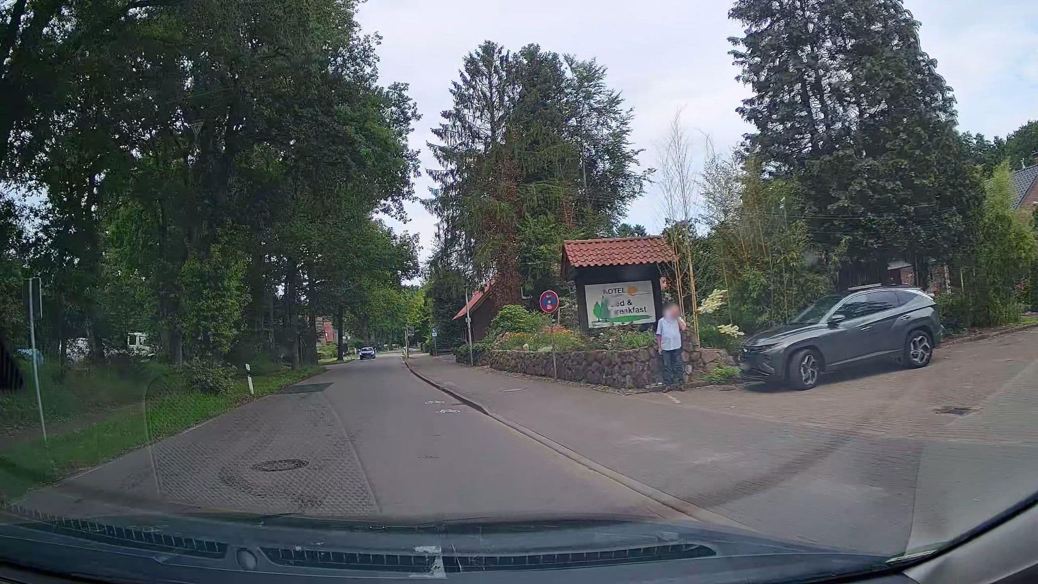 Street view near Hotel Garni Kallisch, Hude — © StefanS79 (CC BY-SA · Mapillary)
