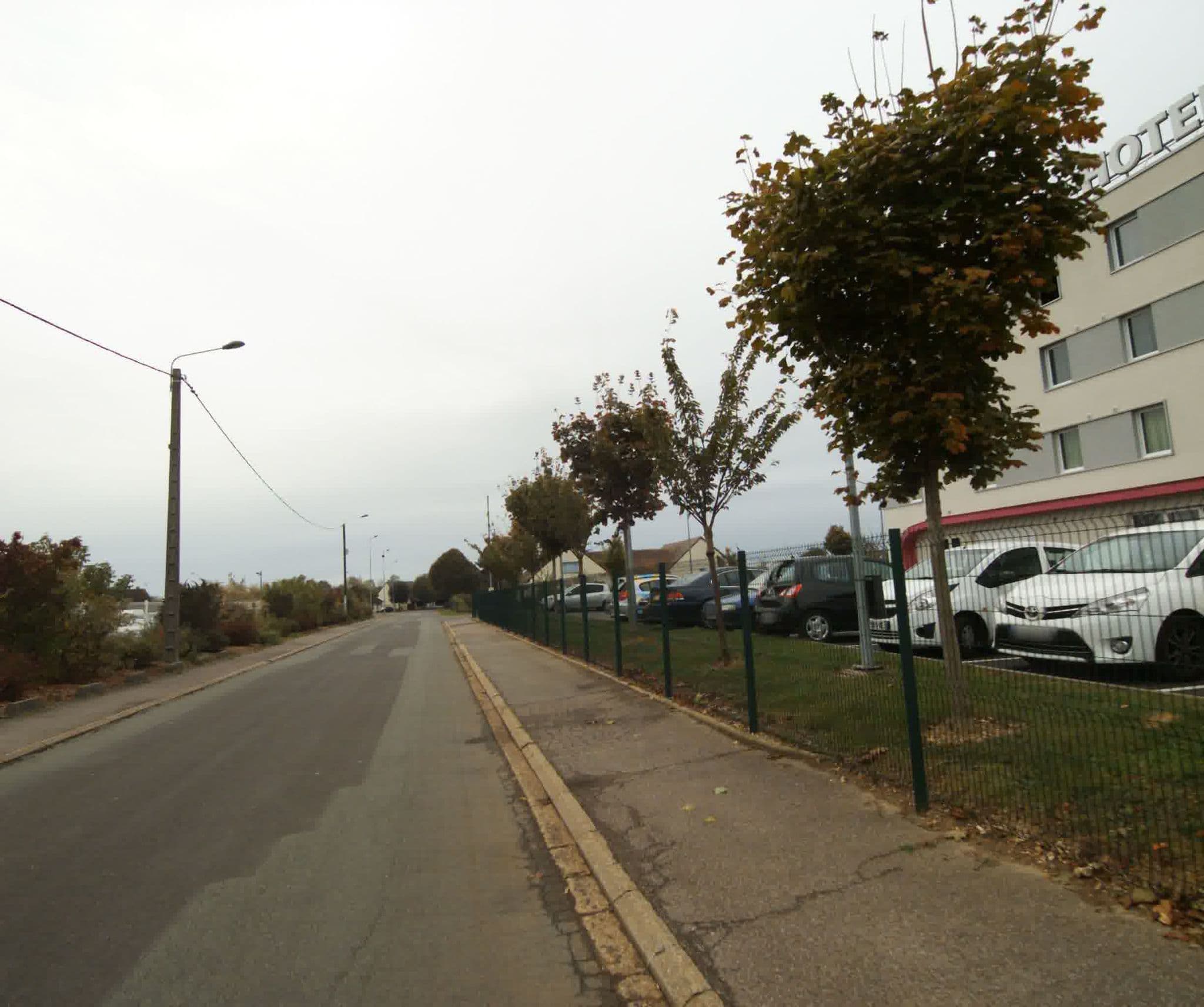 Street view near Hôtel des Lys, Dreux — © sogefi (CC BY-SA · Mapillary)