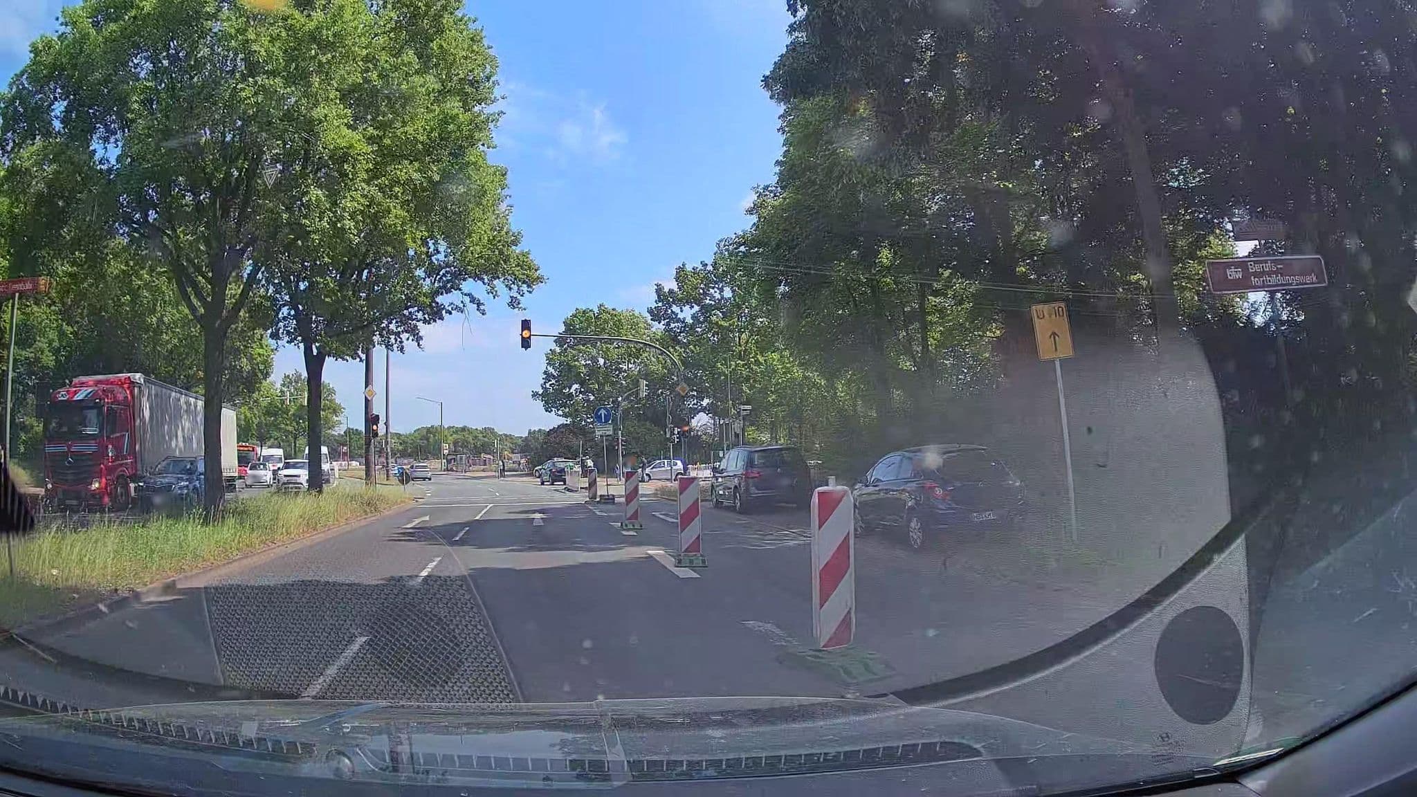 Street view near Apartmenthaus am Rennplatz, Bremen — © StefanS79 (CC BY-SA · Mapillary)