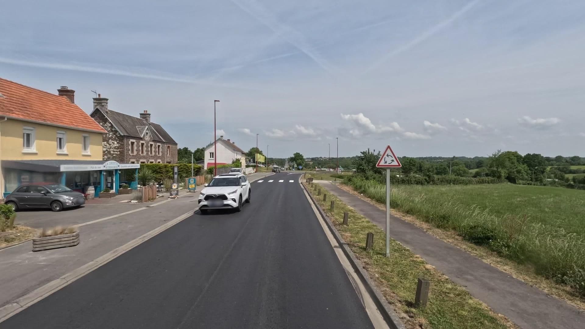 Street view near La Cocotte Normande, Bréhal — © bct (CC BY-SA · Mapillary)