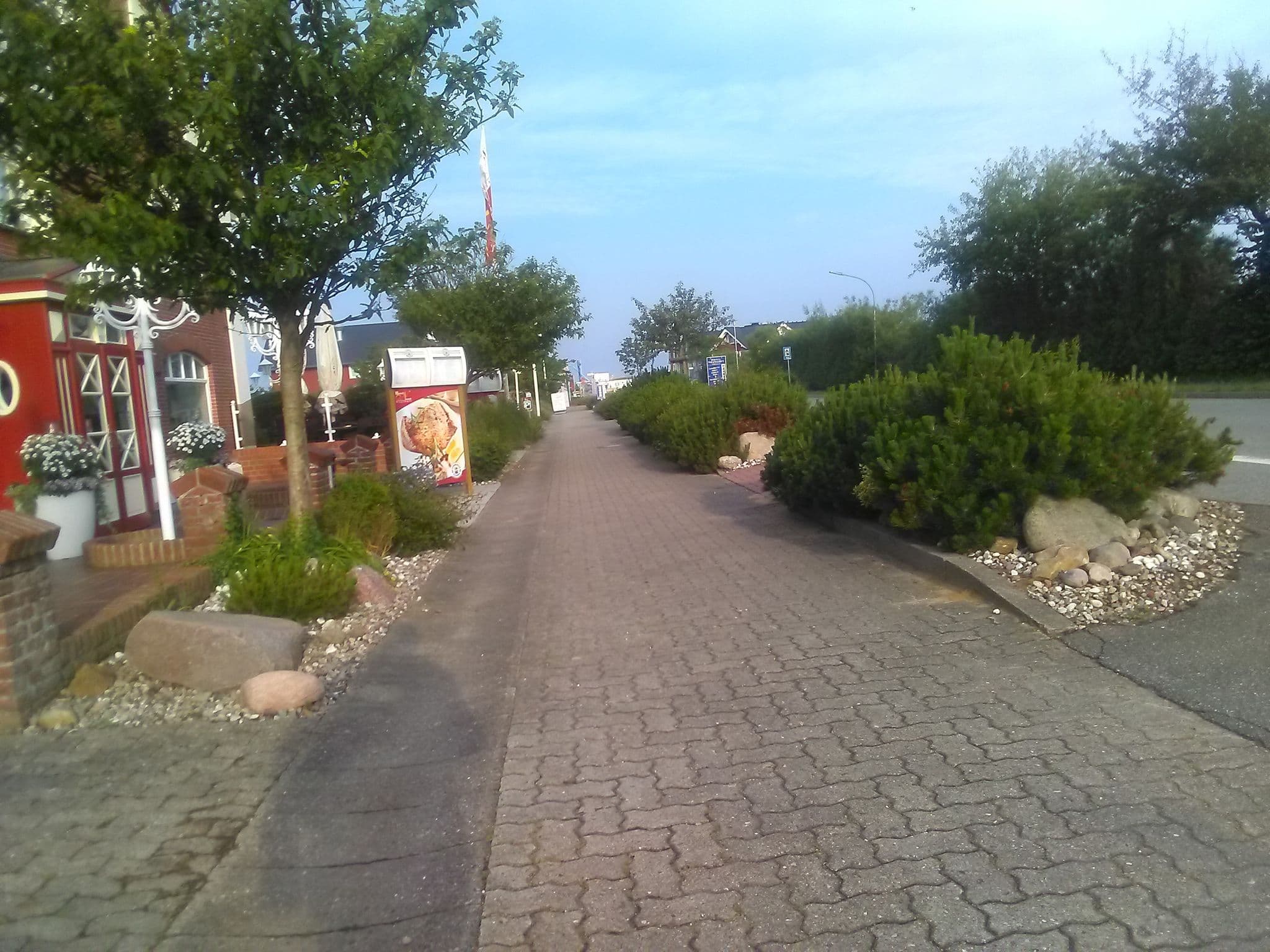 Street view near Hotel Neuwarft Ketelsen GmbH, Wyk auf Föhr — © bernd_niemann (CC BY-SA · Mapillary)