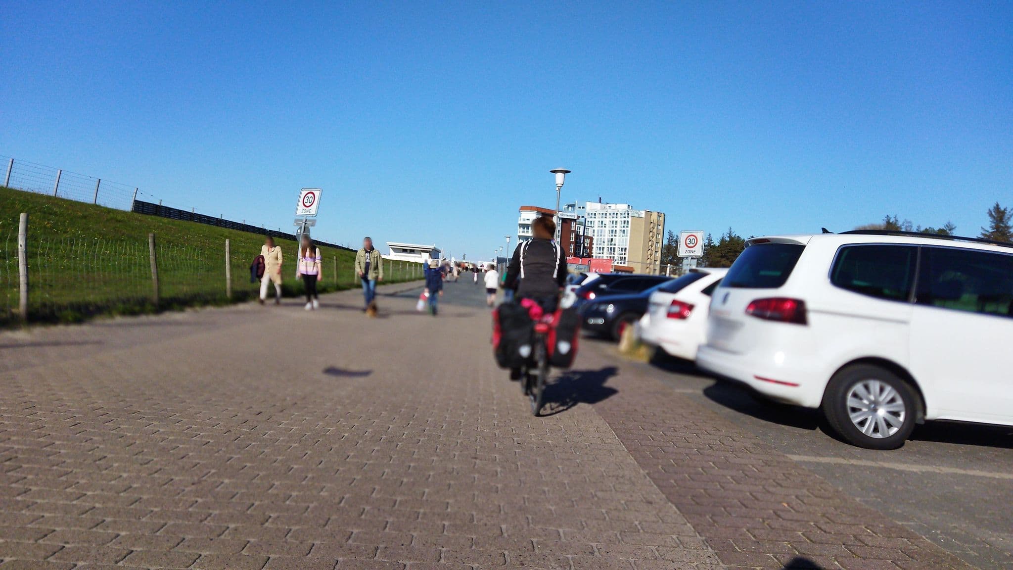Street view near Nordseewohnung Strandkoenig, Cuxhaven — © changchun1 (CC BY-SA · Mapillary)