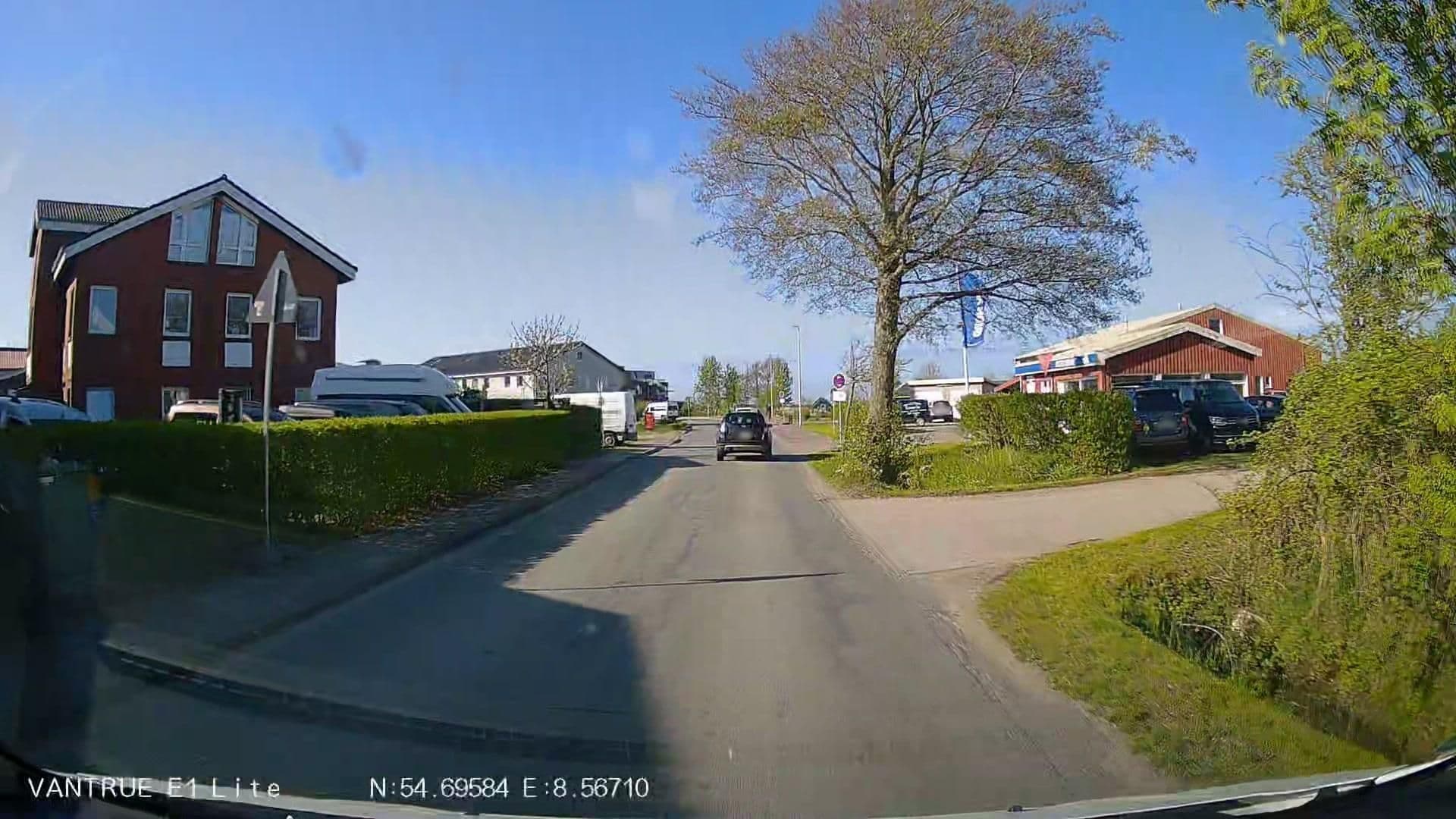 Street view near hoch im norden GmbH Ferienwohnungsvermittlung, Wyk auf Föhr — © Hightower- (CC BY-SA · Mapillary)