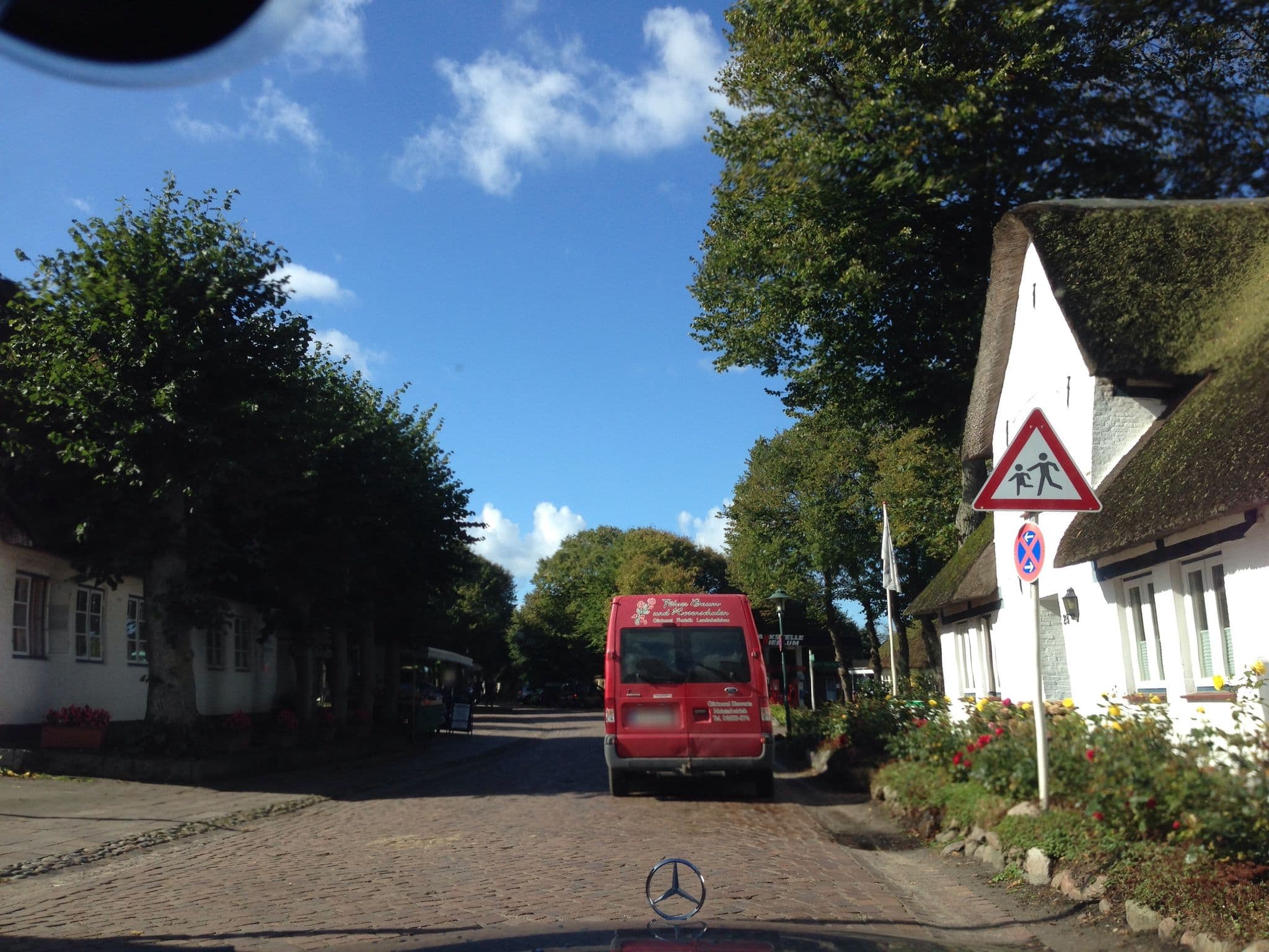 Street view near Eva Zimmer Ferienwohnungsvermittlung, Wyk auf Föhr — © mjay (CC BY-SA · Mapillary)