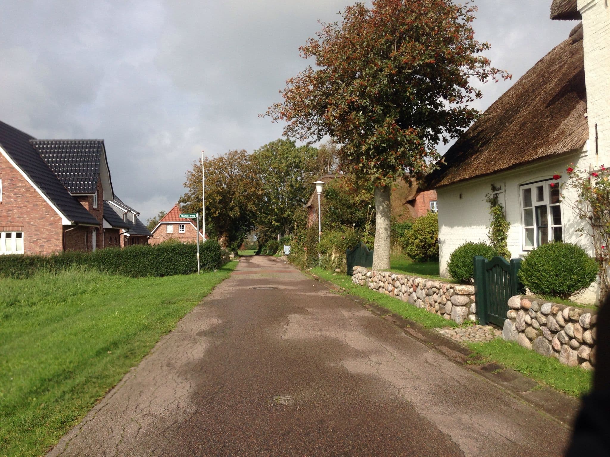 Street view near Apartments Midlum auf Föhr - Haus Lotte, Wyk auf Föhr — © mjay (CC BY-SA · Mapillary)