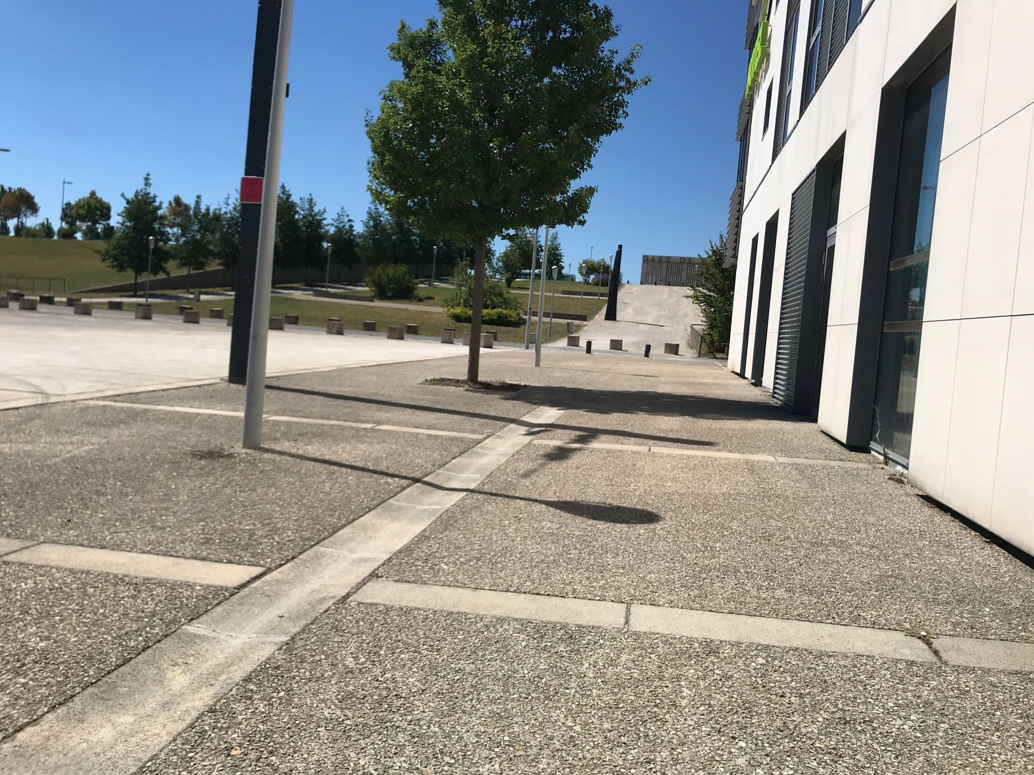 Street view near B&B Hôtel, Bezannes — © miguel_andrade (CC BY-SA · Mapillary)