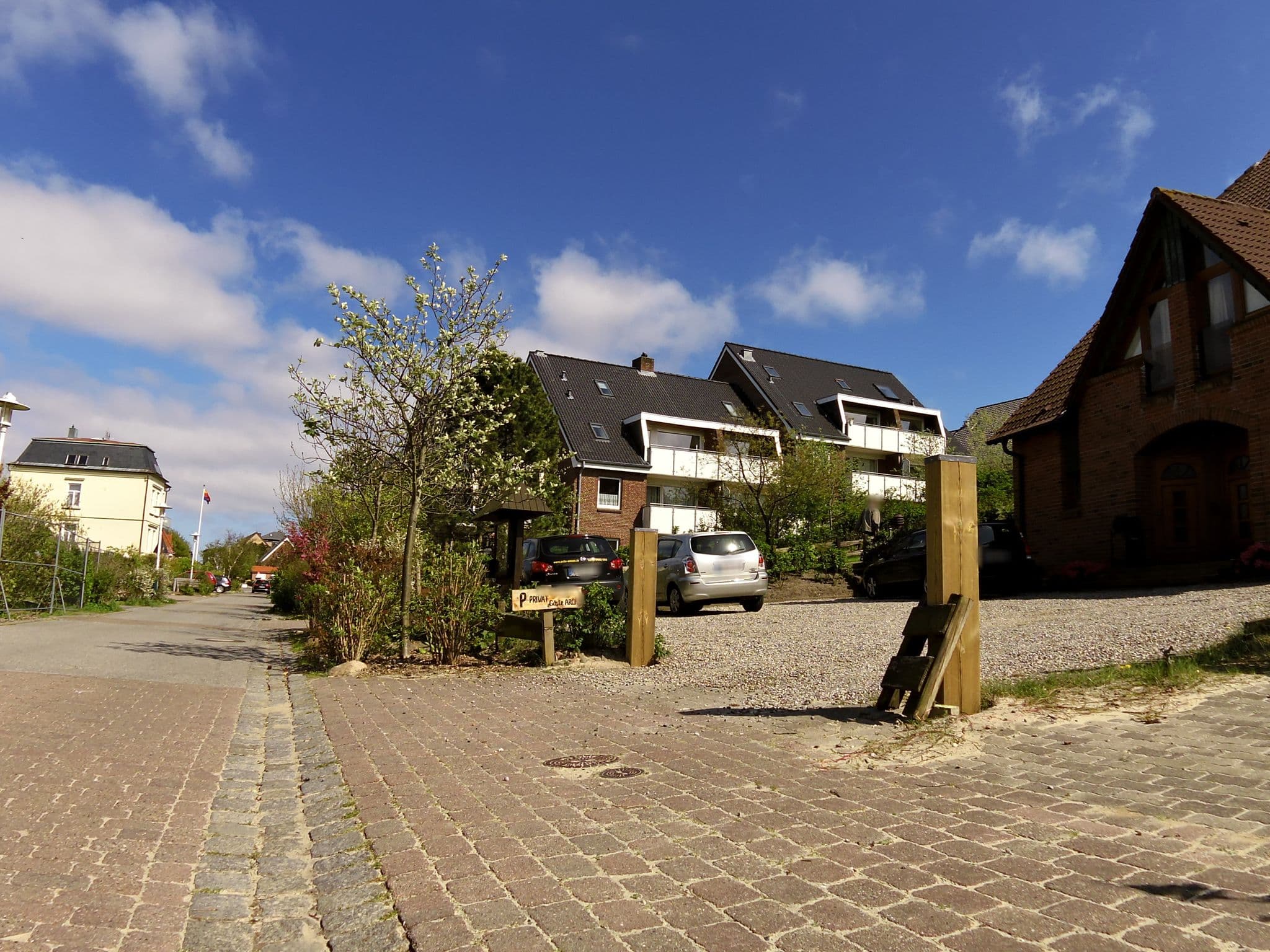 Street view near Arche Amrum, Wyk auf Föhr — © chuck (CC BY-SA · Mapillary)
