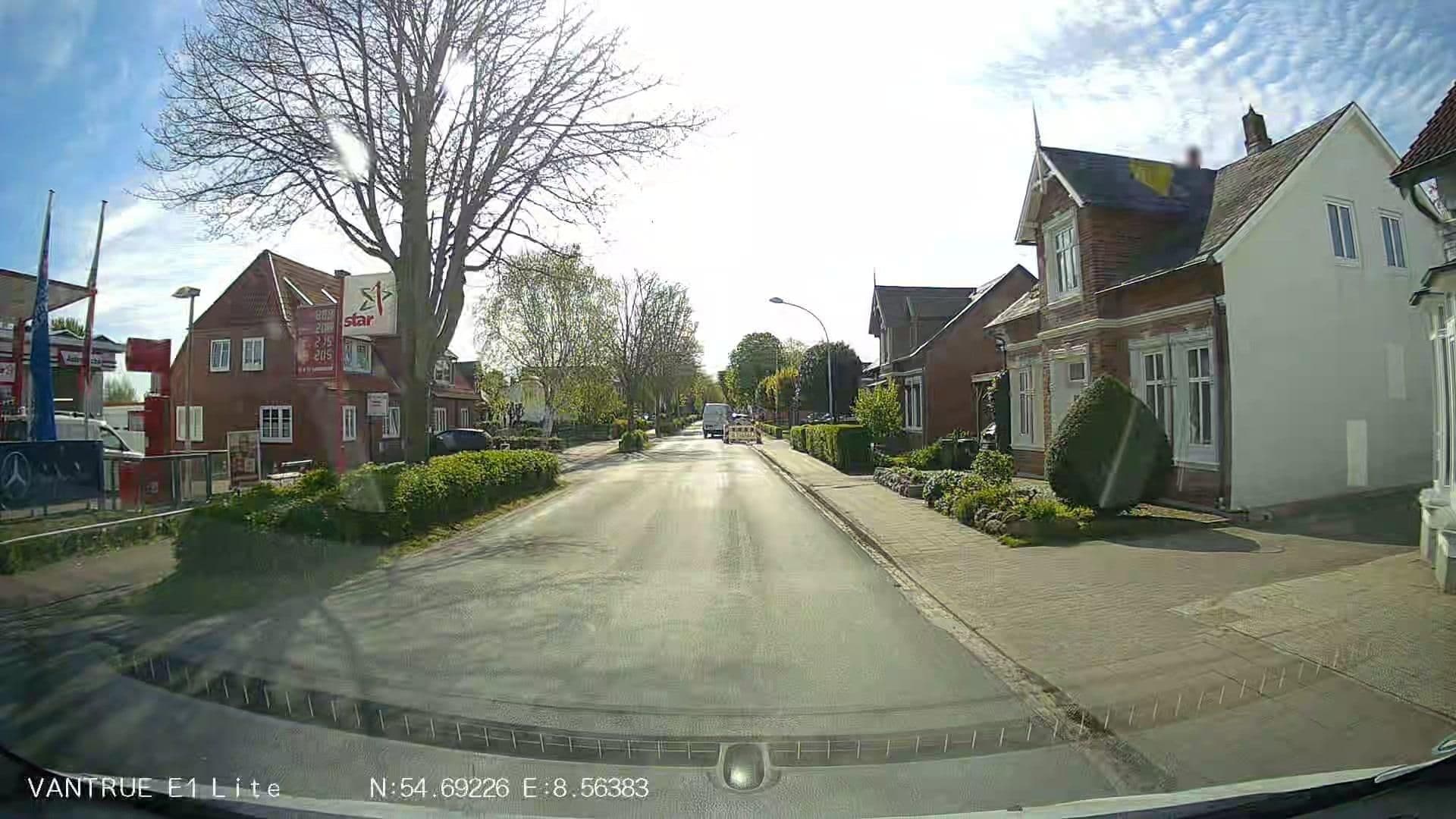 Street view near Ferien auf Föhr GmbH, Wyk auf Föhr — © Hightower- (CC BY-SA · Mapillary)