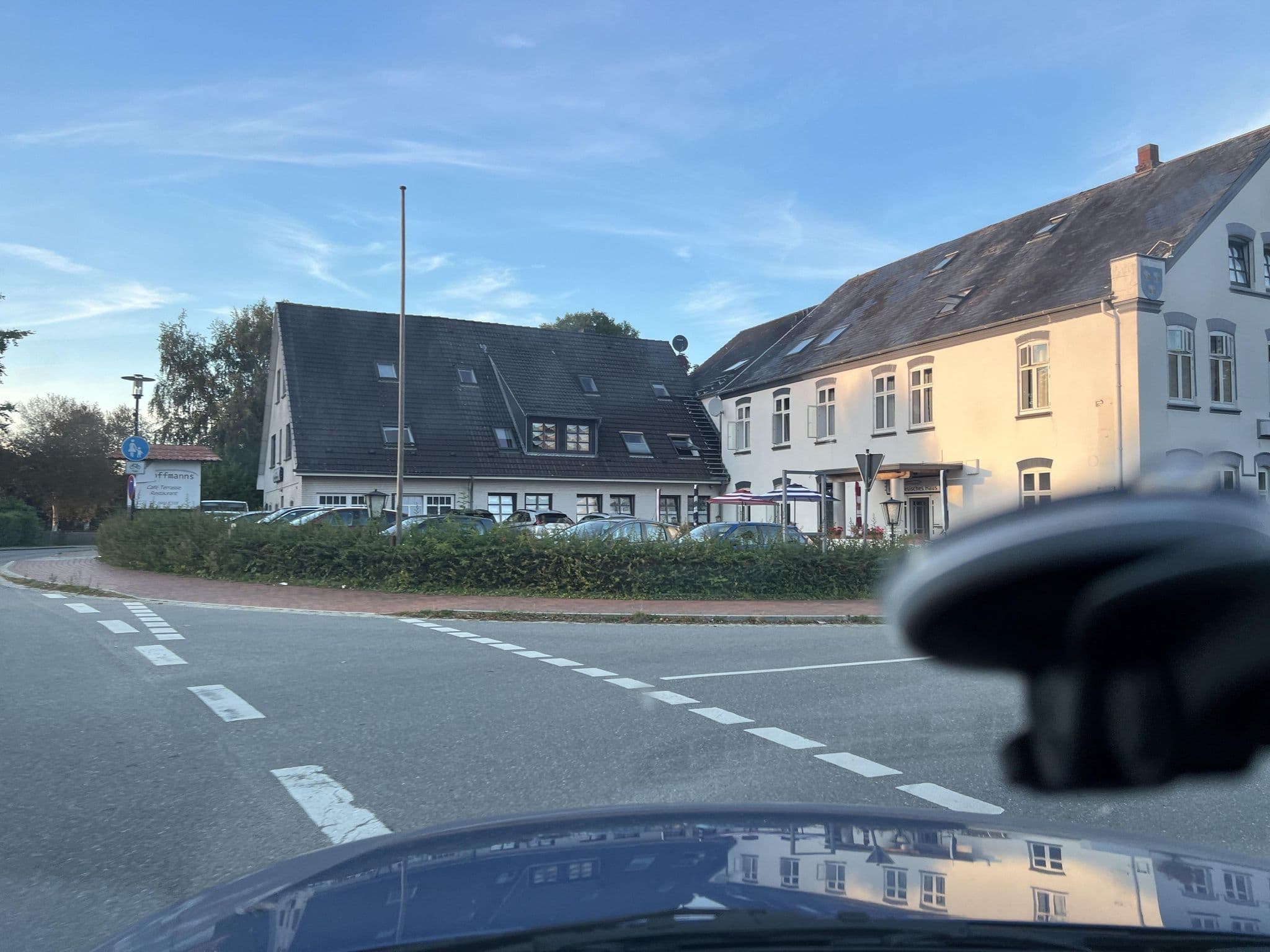 Street view near Hoffmanns Nordfriesisches Haus, Tönning — © robffm (CC BY-SA · Mapillary)