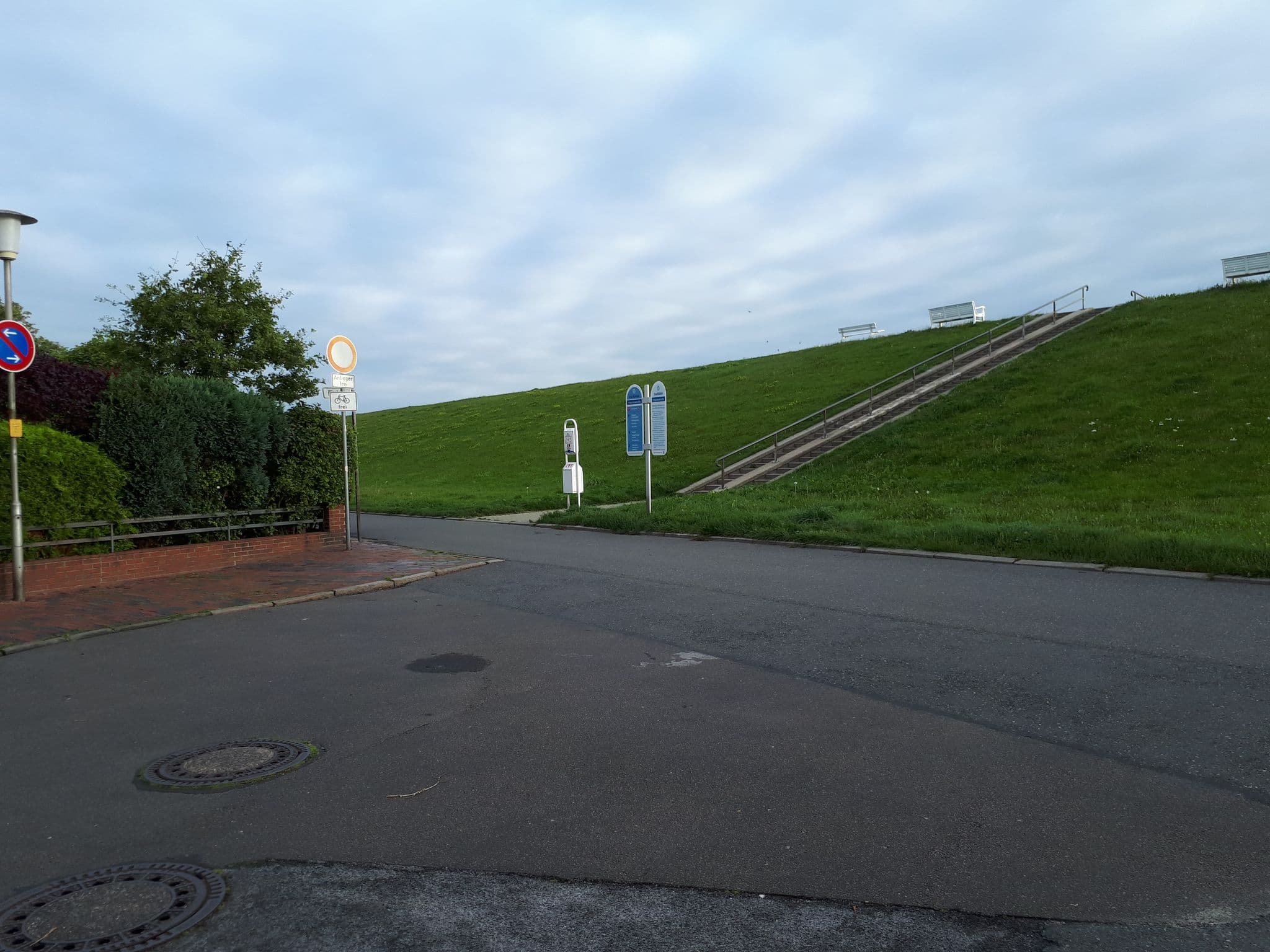 Street view near Weber Peter Hotel und Schiffsmuseum, Cuxhaven — © derfnam59 (CC BY-SA · Mapillary)