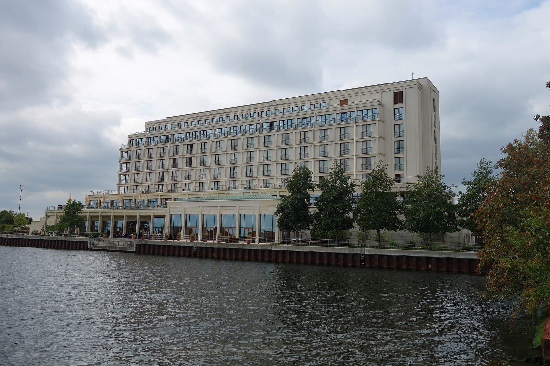 ATLANTIC Hotel Wilhelmshaven (via Wikimedia Commons, CC BY-SA 4.0)