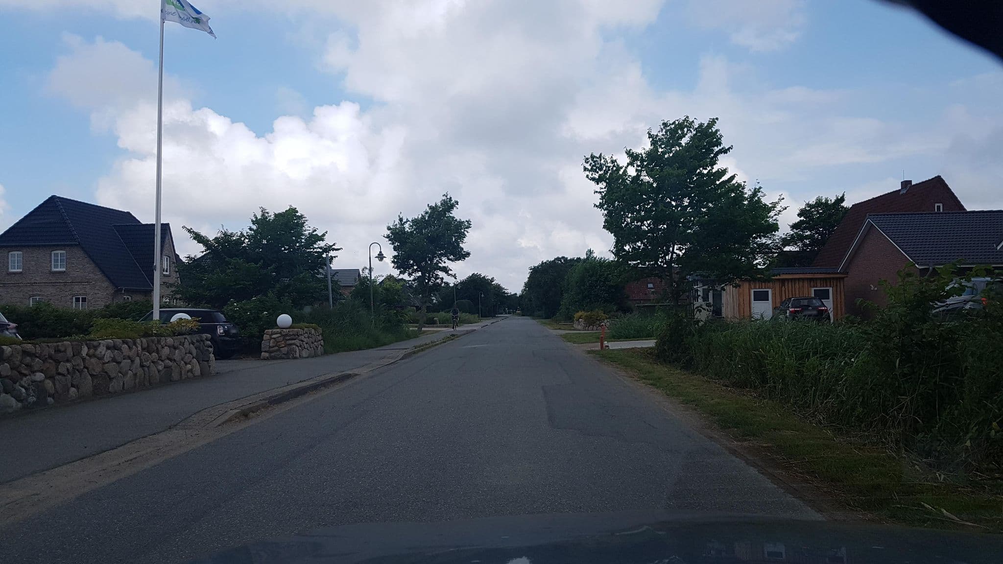 Street view near Garni Hotel & Appartements Nordstrand, Schobüll — © dsmm (CC BY-SA · Mapillary)
