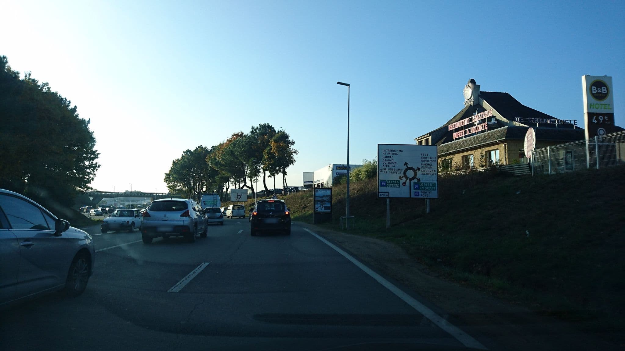 Street view near B&B Hôtel, Auray — © ljbouere (CC BY-SA · Mapillary)