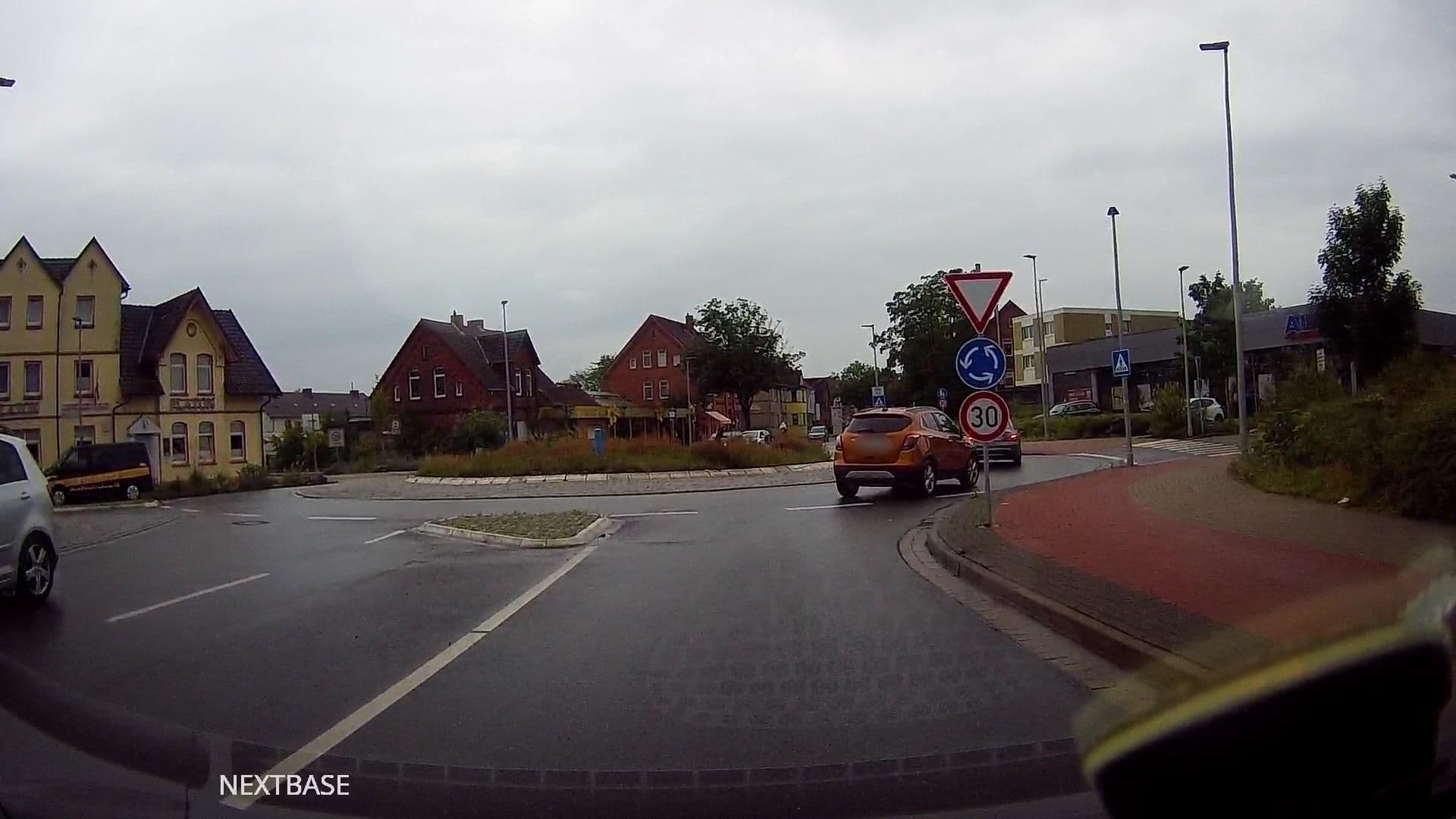 Street view near Hotel Restaurant Platon, Nienburg — © derlipper (CC BY-SA · Mapillary)