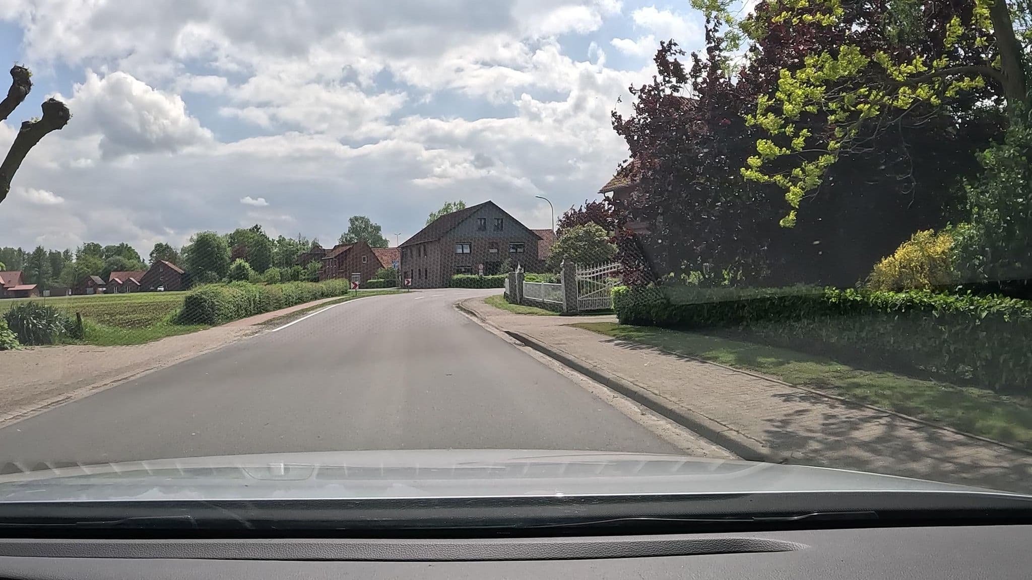 Street view near Hotel Vier Linden, Lüdersfeld — © stefanro74 (CC BY-SA · Mapillary)