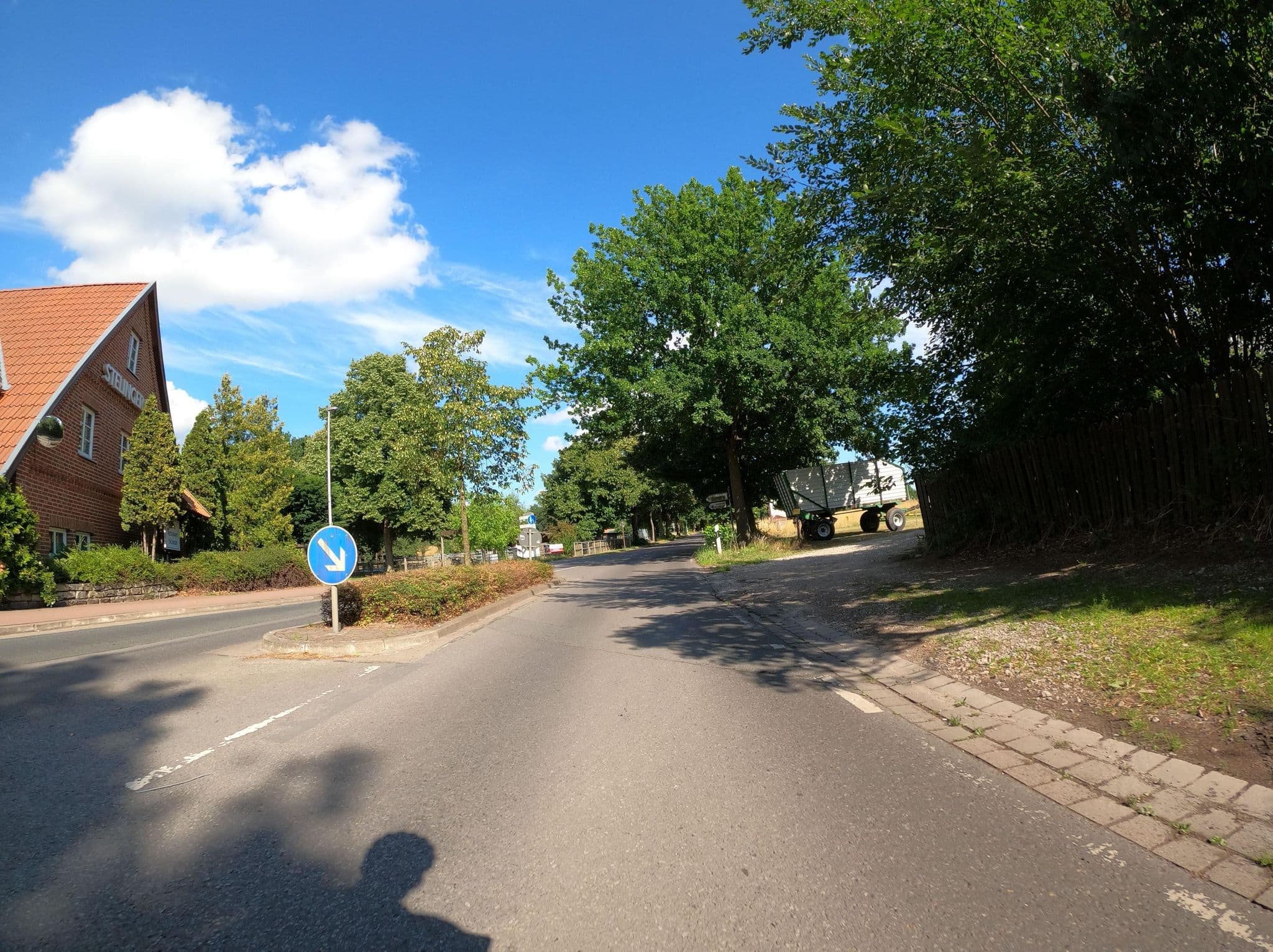 Street view near Münkel GmbH & Co. Stellinger Hotelbetriebs, Garbsen-Mitte — © Langfahrer (CC BY-SA · Mapillary)