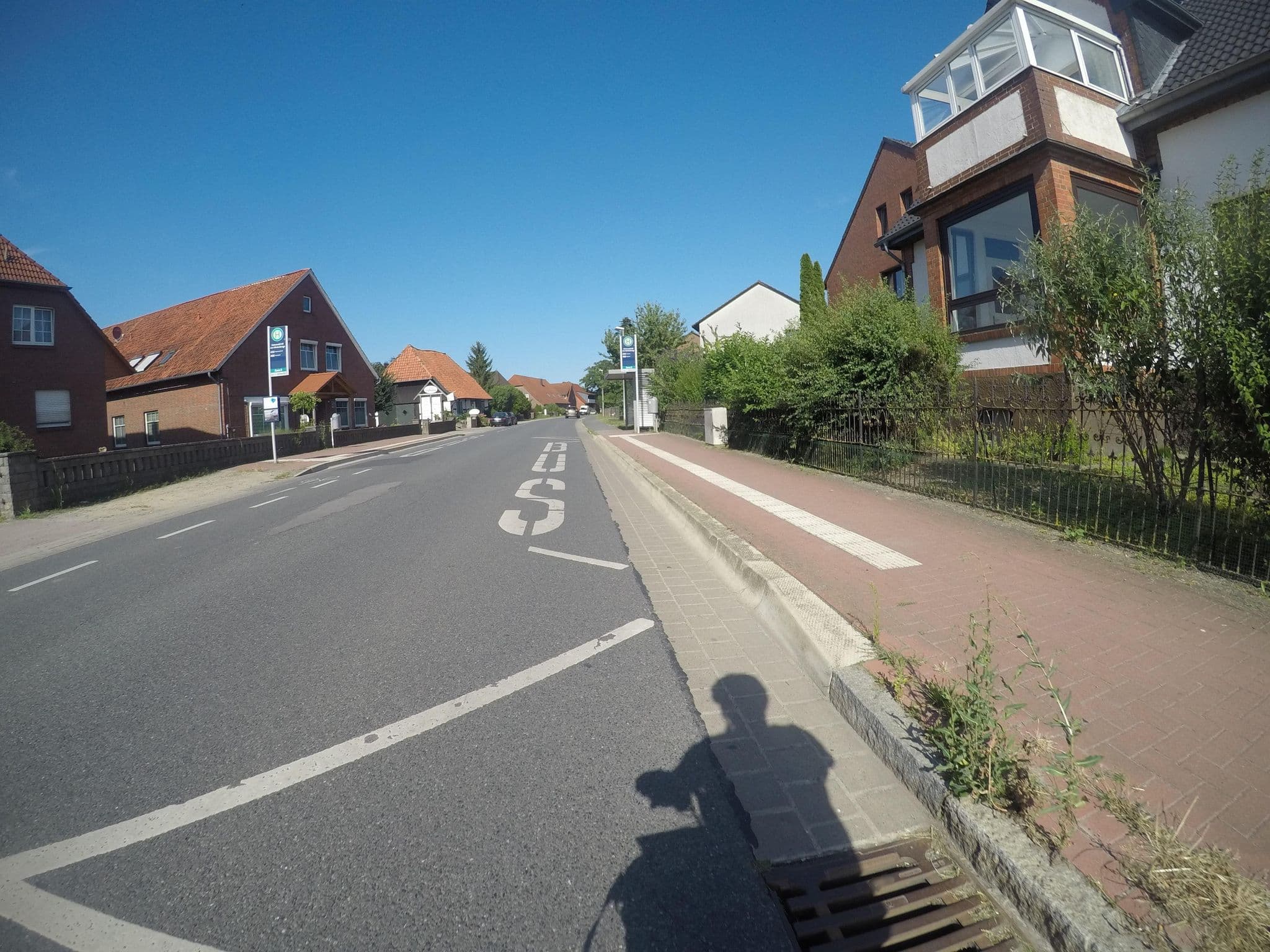 Street view near Pension Schmidt, Garbsen-Mitte — © mfa (CC BY-SA · Mapillary)