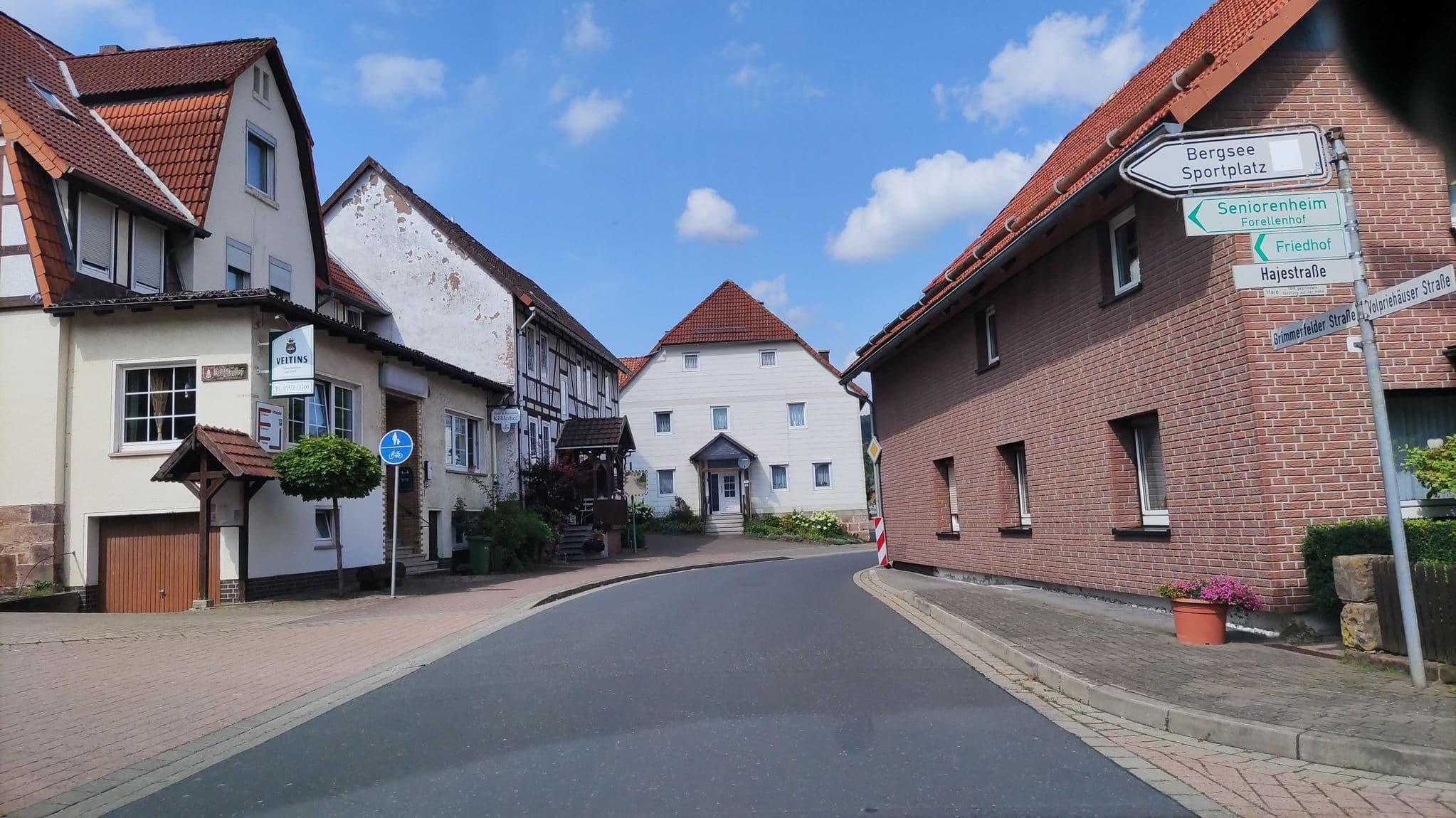 Street view near Köhlerhof - Köhlerdorf Delliehausen, Hardegsen — © hotteliene (CC BY-SA · Mapillary)