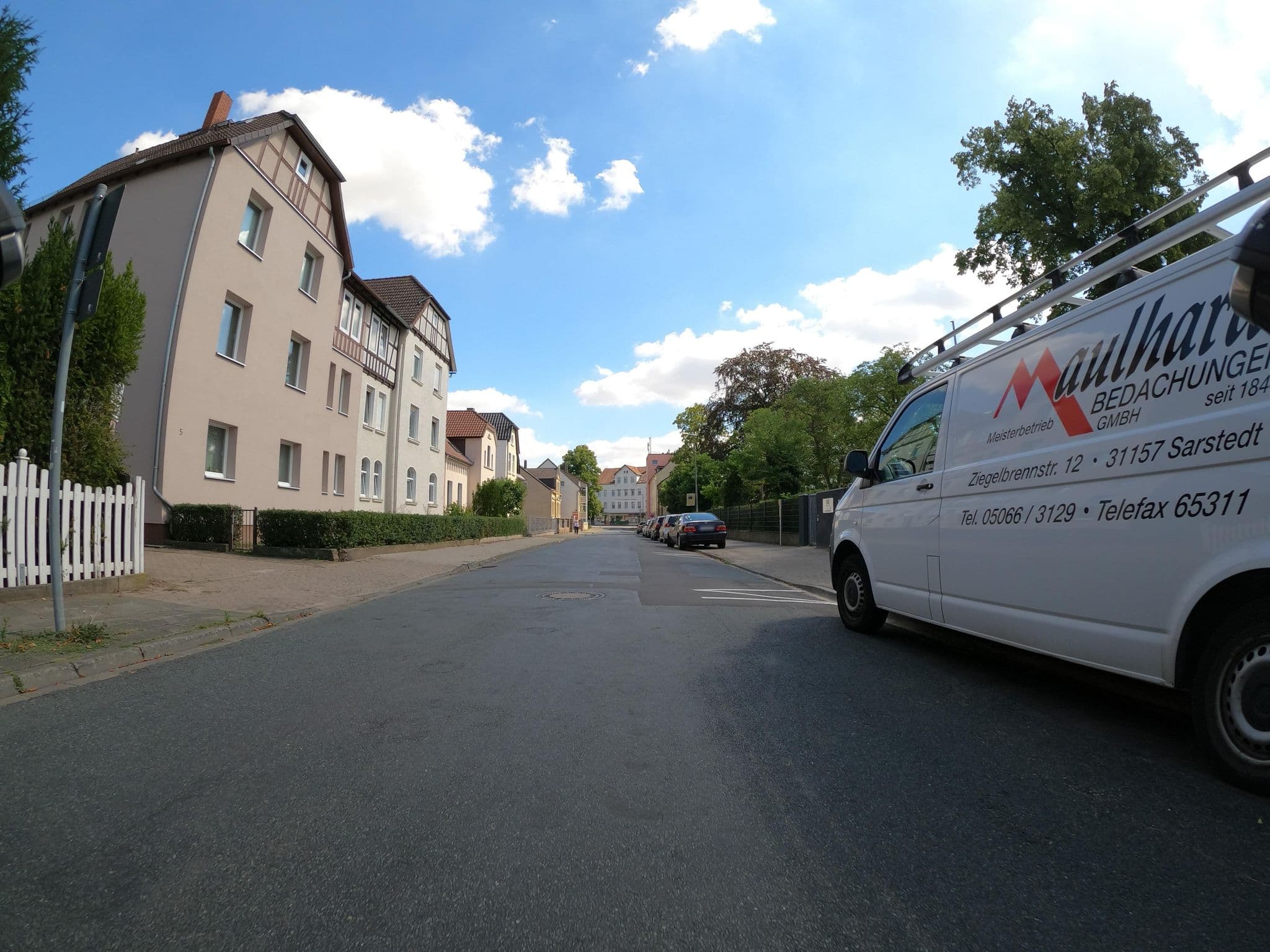Street view near AOK Bildungszentrum, Sarstedt — © Langfahrer (CC BY-SA · Mapillary)