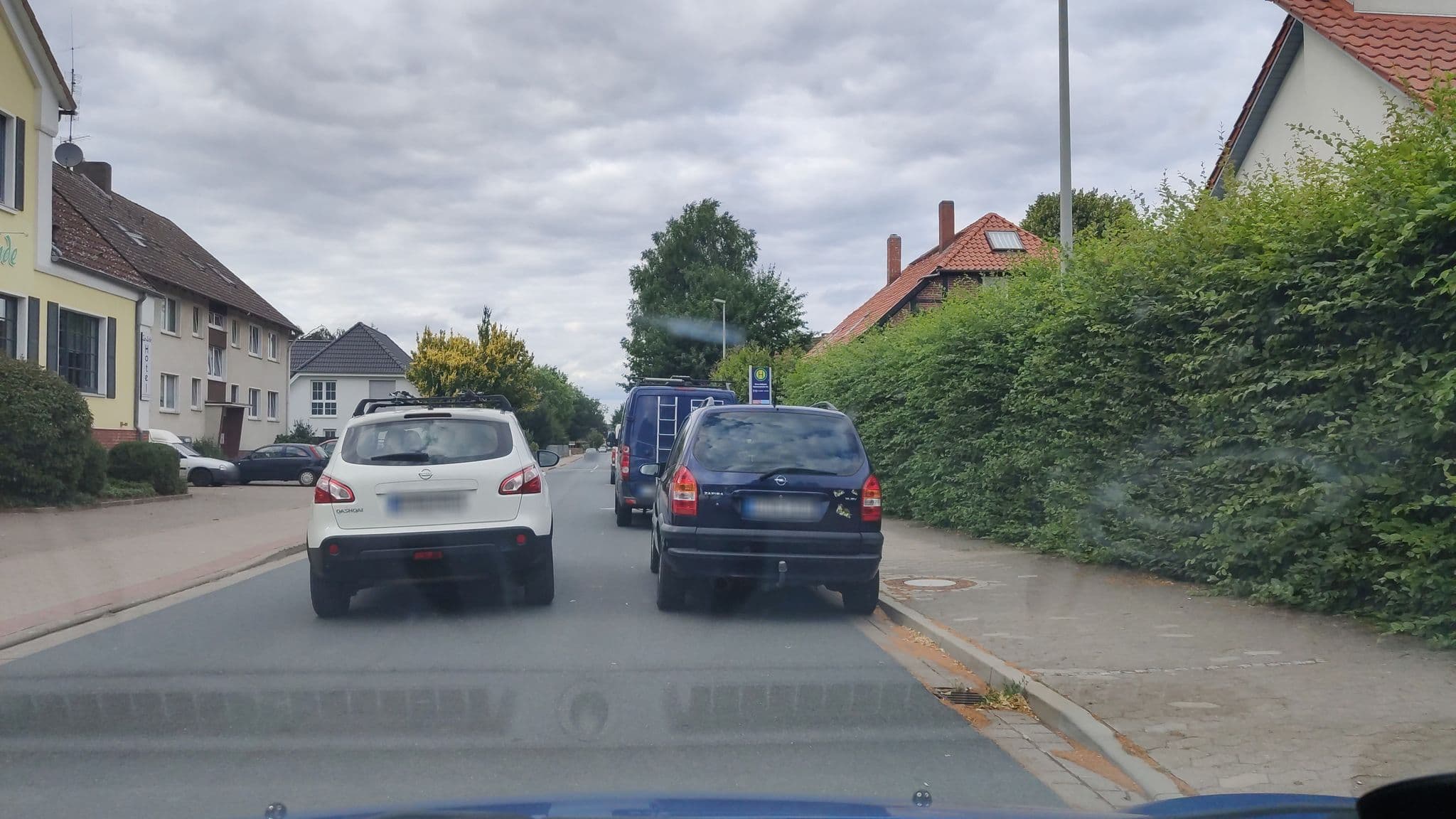 Street view near Hotel zur Linde, Ronnenberg — © cageythree (CC BY-SA · Mapillary)