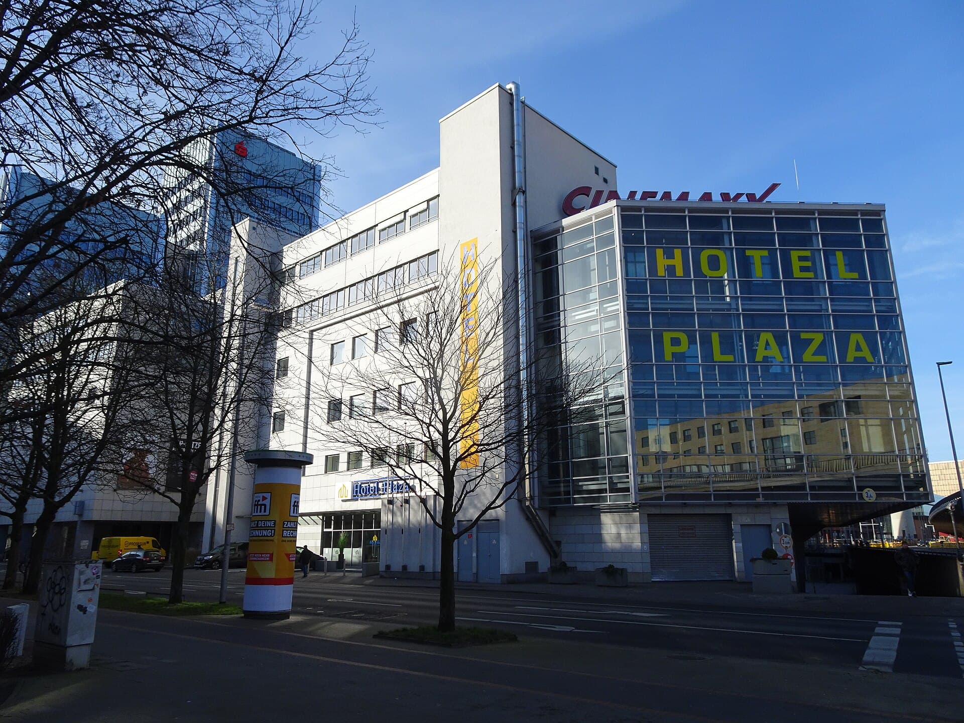 Hotel Plaza Hannover (via Wikimedia Commons, CC BY 4.0)
