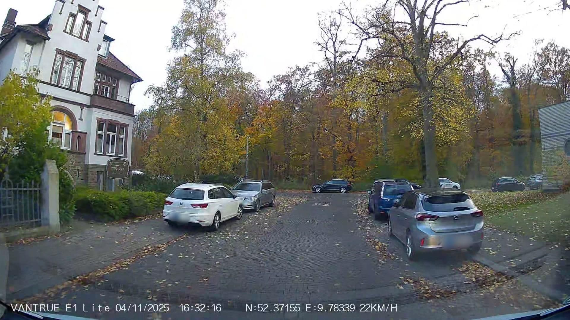 Street view near Villa Tosca, Kleefeld — © Hightower- (CC BY-SA · Mapillary)