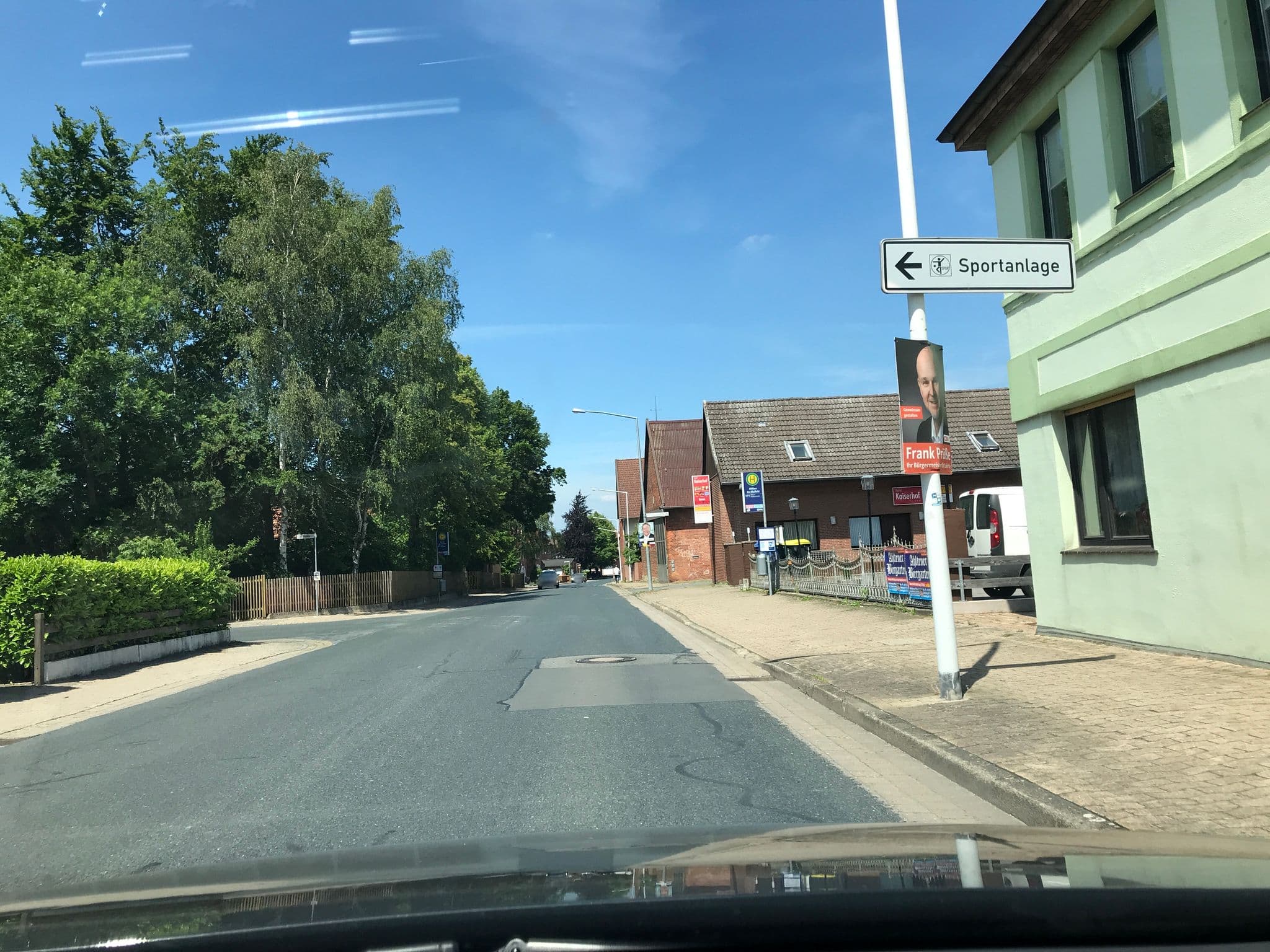 Street view near Hotel Zum Dorfkrug, Misburg-Süd — © geonux (CC BY-SA · Mapillary)