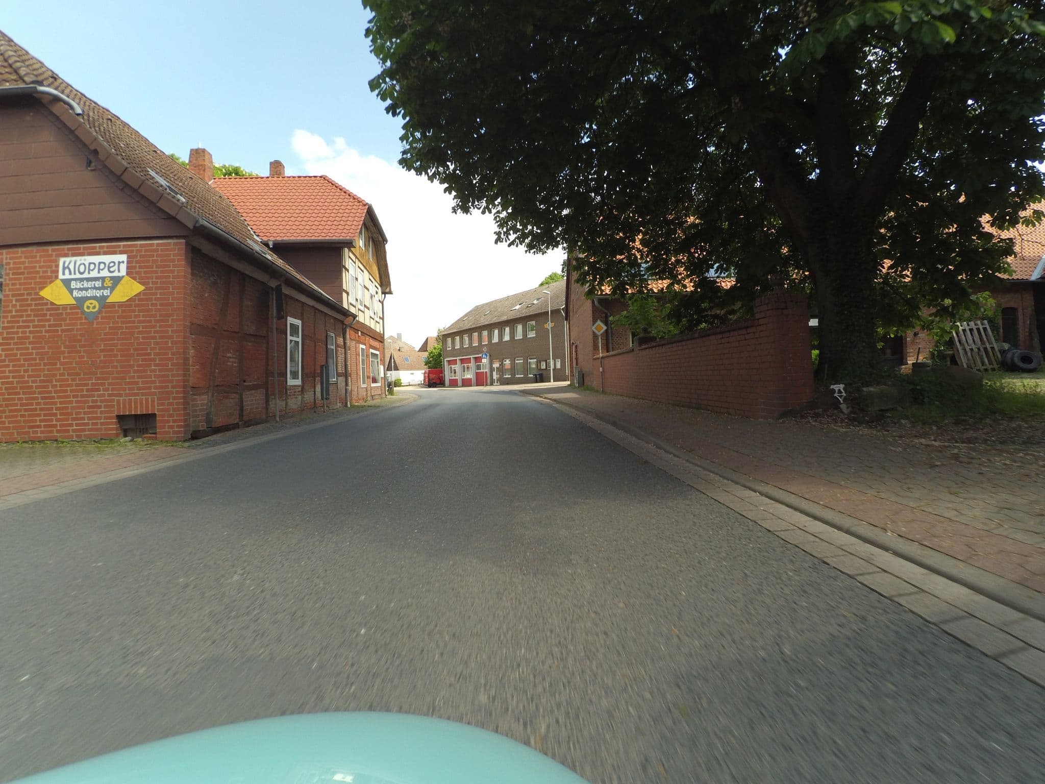 Street view near hubertus hotel, Lehrte — © peewee32 (CC BY-SA · Mapillary)