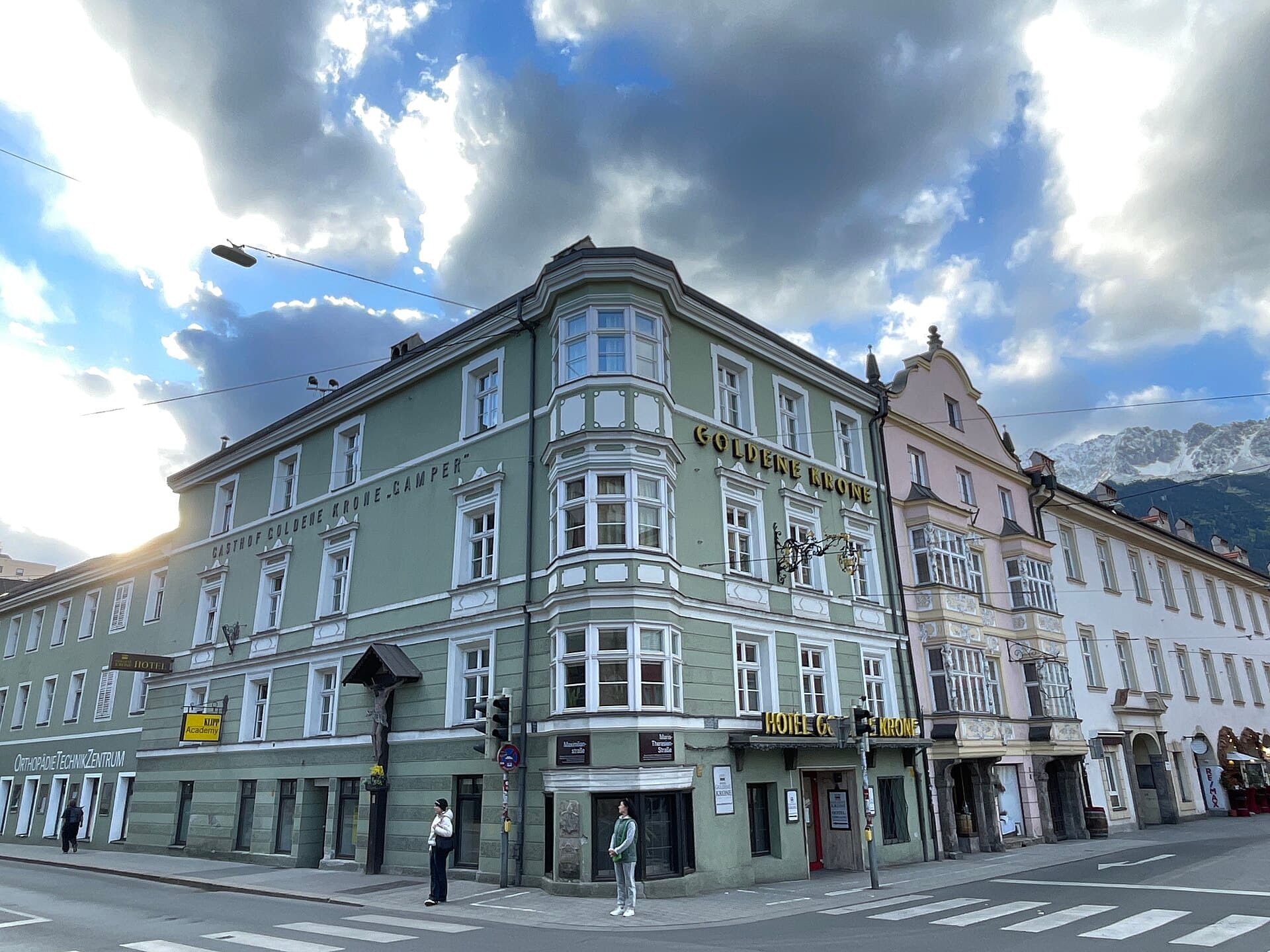 Goldene Krone (via Wikimedia Commons, CC BY-SA 4.0)
