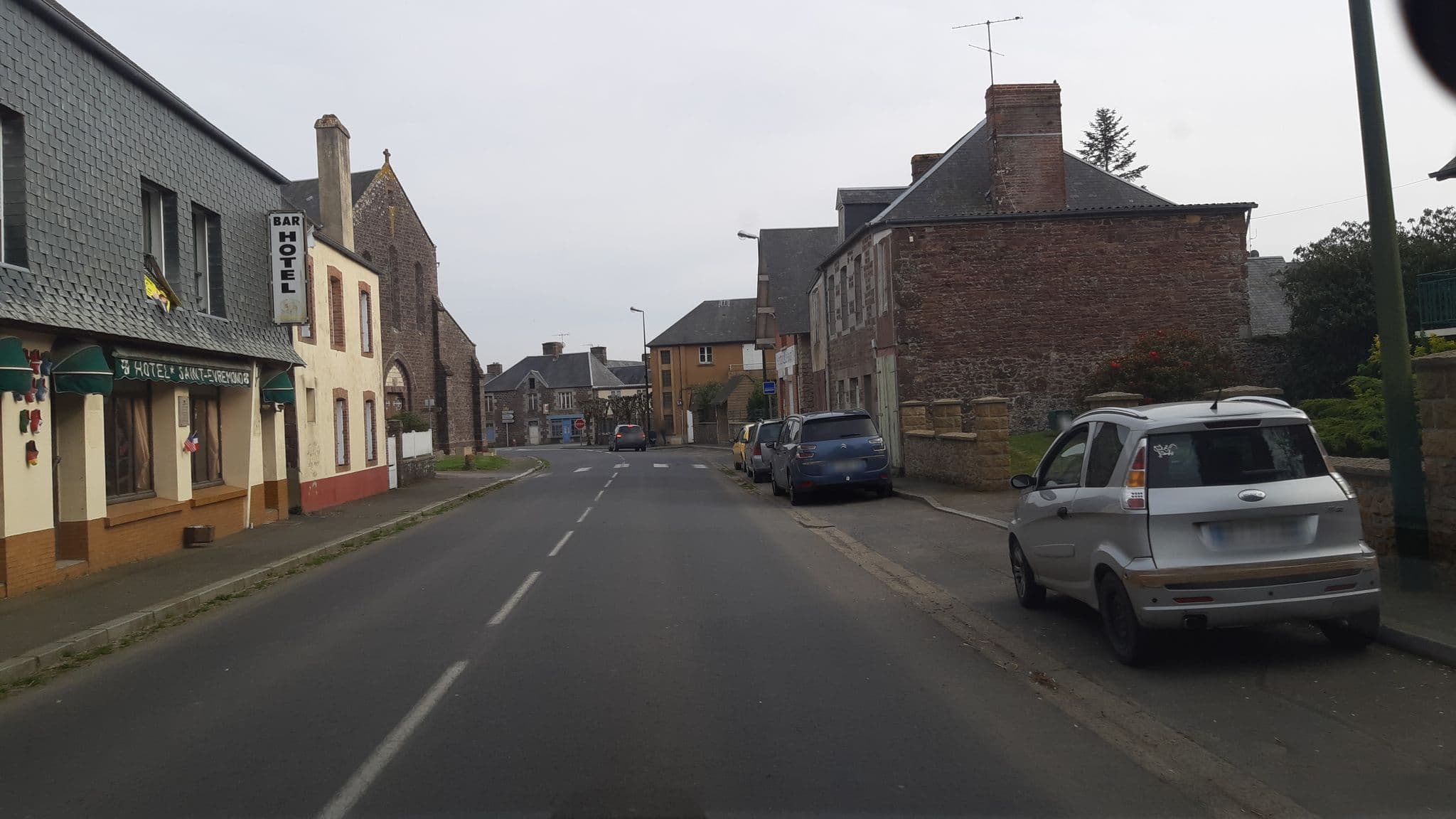 Street view near Hôtel Saint-Évermond, Gavray — © geo50 (CC BY-SA · Mapillary)