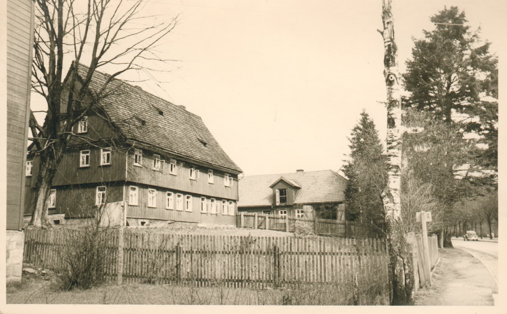 Hotel Altes Forsthaus (via Wikimedia Commons, Public domain)
