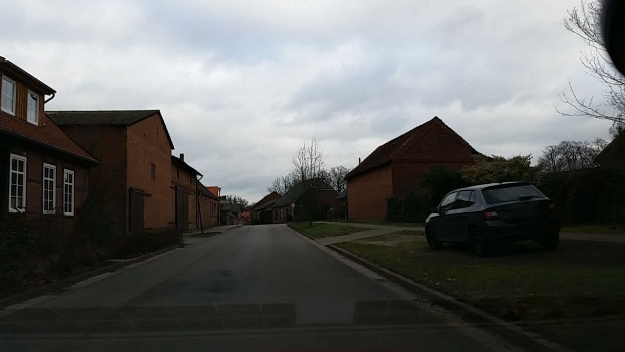 Street view near Erlebnisbauernhof mit Bauerncafé und Hotel, Lüder — © tian (CC BY-SA · Mapillary)