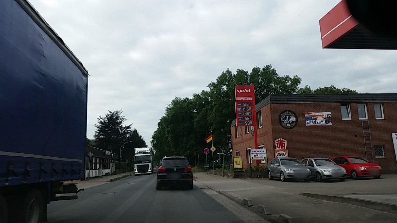 Street view near Hotel Boutique 38, Barwedel — © tian (CC BY-SA · Mapillary)