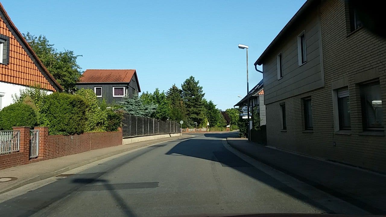 Street view near Zum Dorfkrug, Lehre — © tian (CC BY-SA · Mapillary)