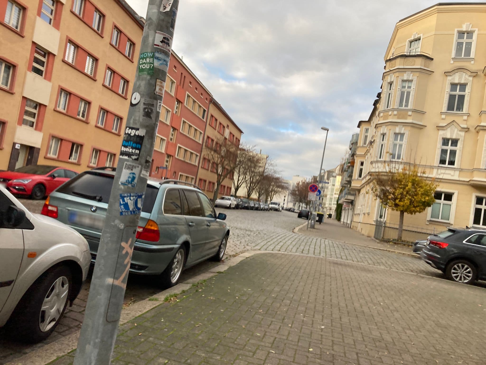 Street view near Hotel Stadtfeld Magdeburg, Magdeburg — © leazuckriegl (CC BY-SA · Mapillary)