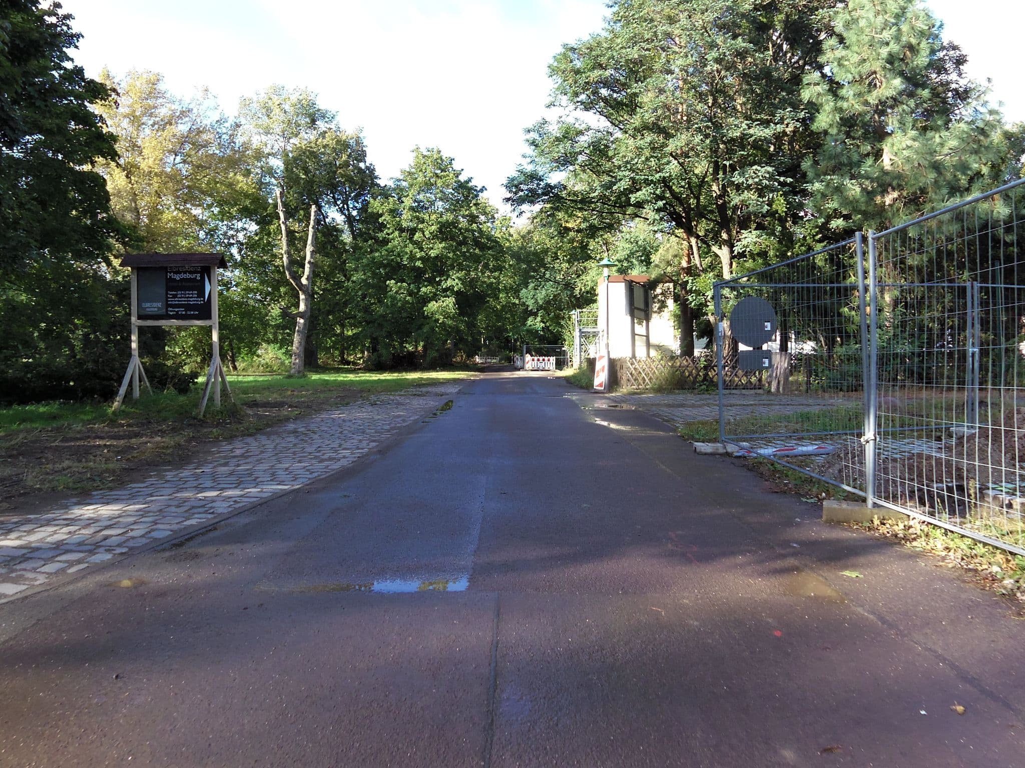 Street view near B. Singh Hotel GmbH & Co, Magdeburg — © zoegglmeyr (CC BY-SA · Mapillary)