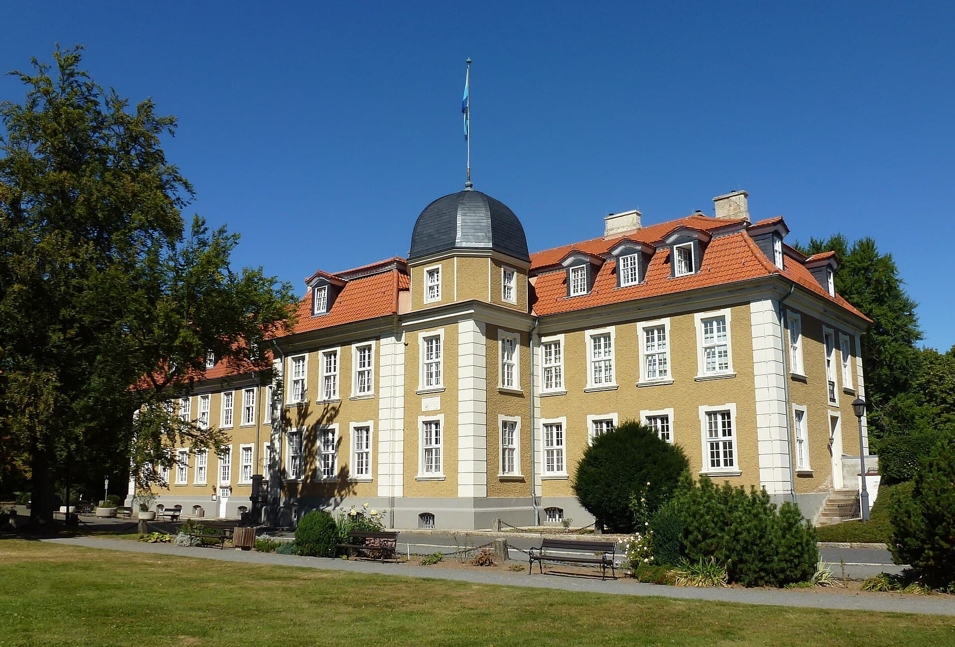 Van der Valk Parkhotel Schloss Meisdorf (via Wikimedia Commons, CC BY-SA 4.0)