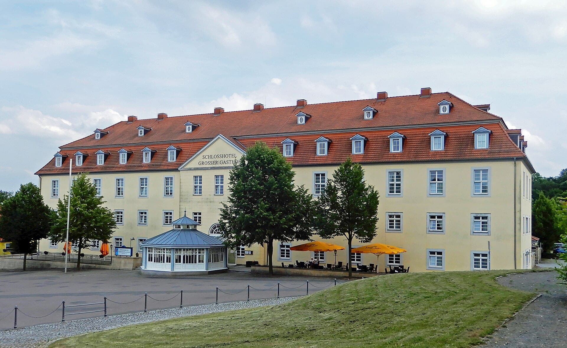 Schlosshotel Großer Gasthof (via Wikimedia Commons, CC BY-SA 4.0)