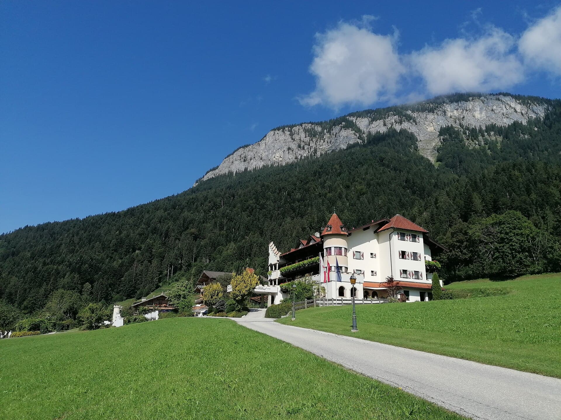 Hotel AlpenSchlössl (via Wikimedia Commons, CC BY-SA 4.0)