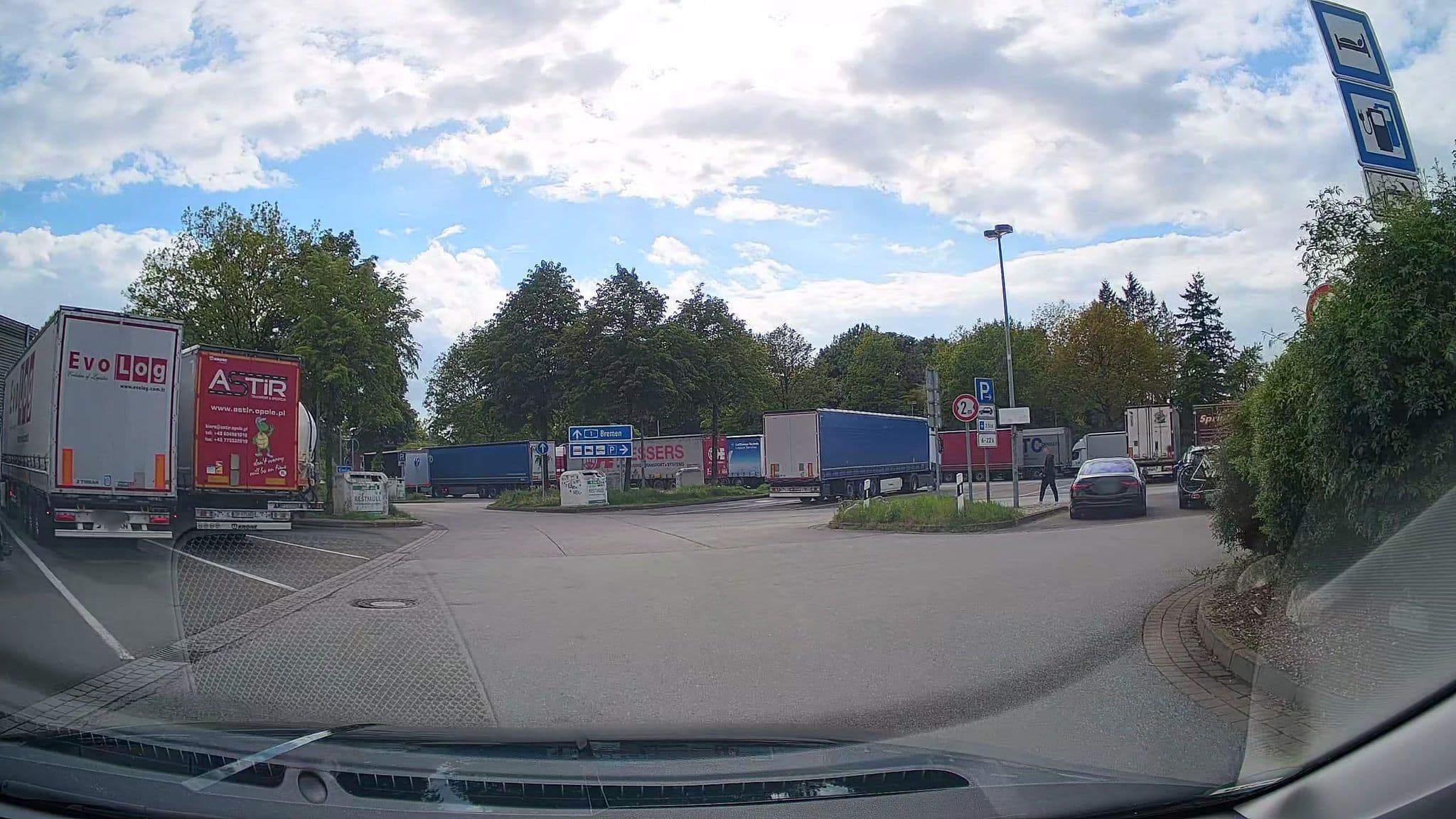 Street view near Rasthaus und Hotel Hollenstedt, Hollenstedt — © StefanS79 (CC BY-SA · Mapillary)