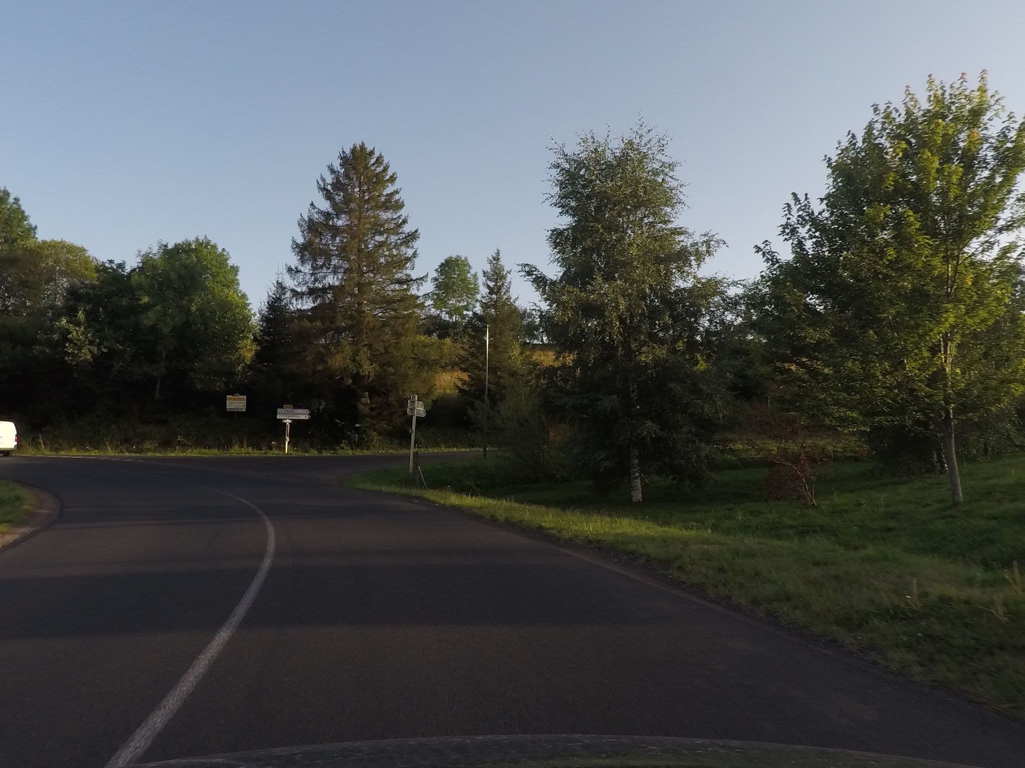 Street view near Auberge du Bougnat, Besse-et-Saint-Anastaise — © xdu (CC BY-SA · Mapillary)