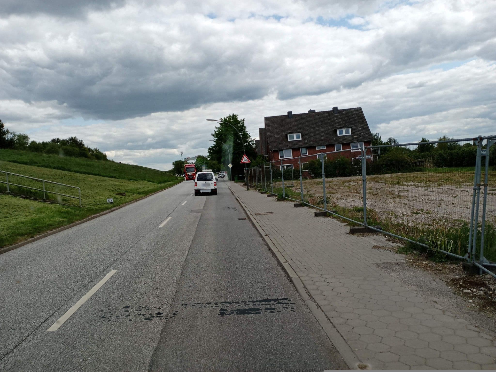 Street view near Cranzer Hof, Blankenese — © atze02 (CC BY-SA · Mapillary)